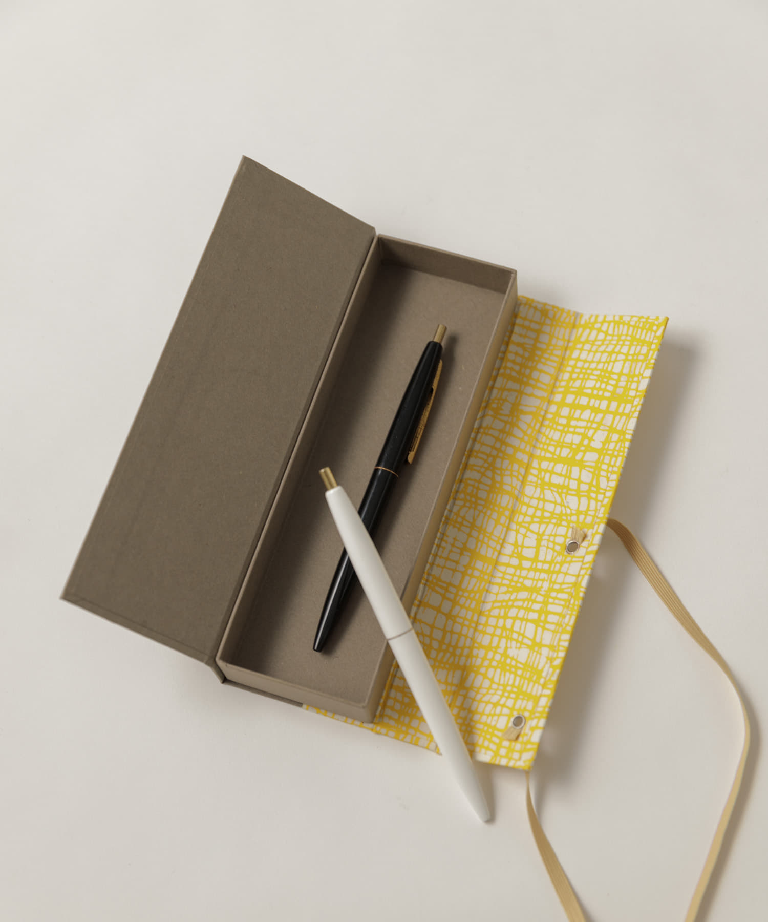 &PAPERS　別注TRI PEN CASE gridyellow -