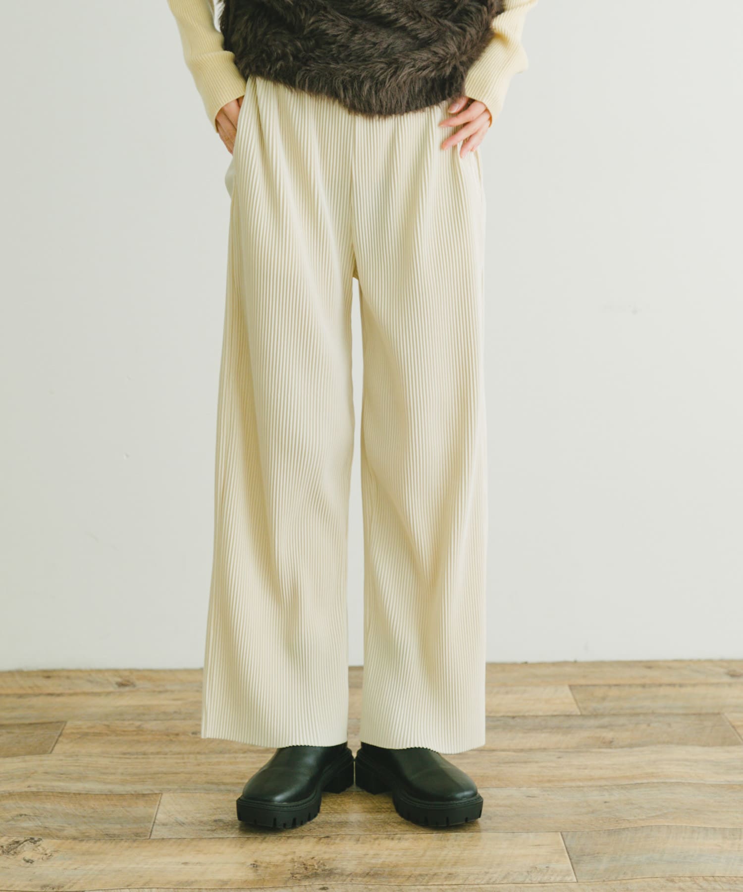 プリーツシャーリングパンツ