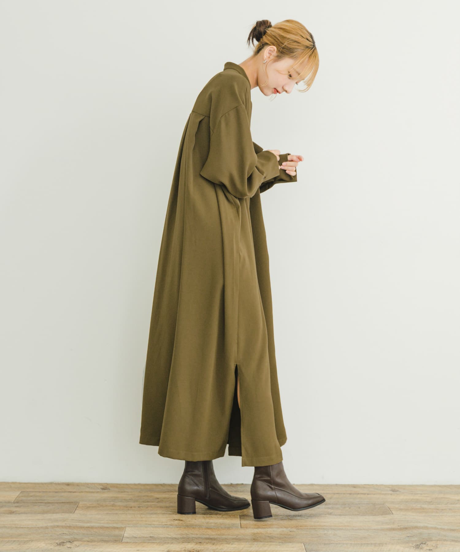 【新品タグ付き】URBAN RESEARCH DOORSバンドカラーワンピース バンドカラーワンピース(FREE KHK): ワンピース｜URBAN RESEARCH