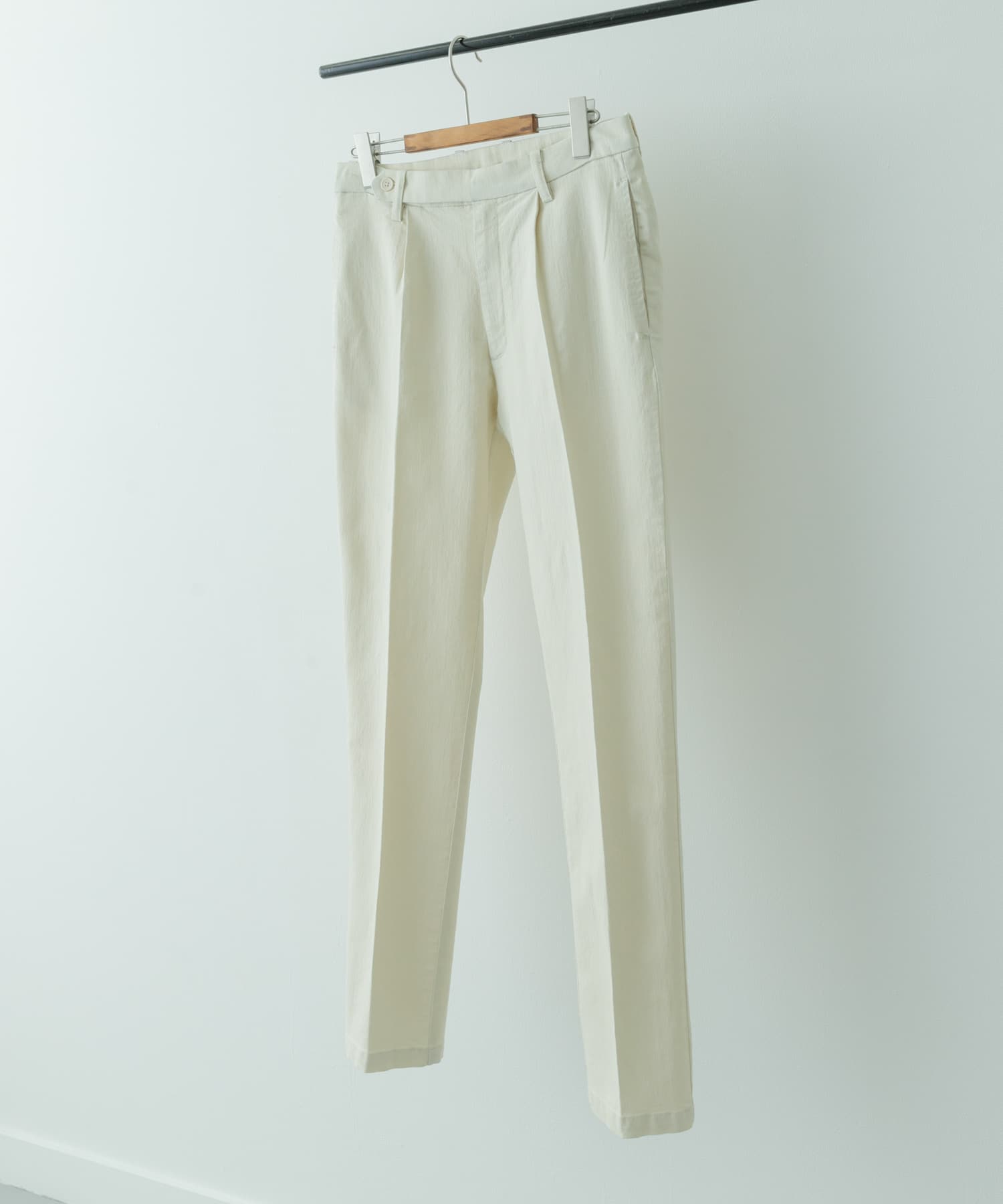 1-tuck テーパード デニムスラックス WHT M