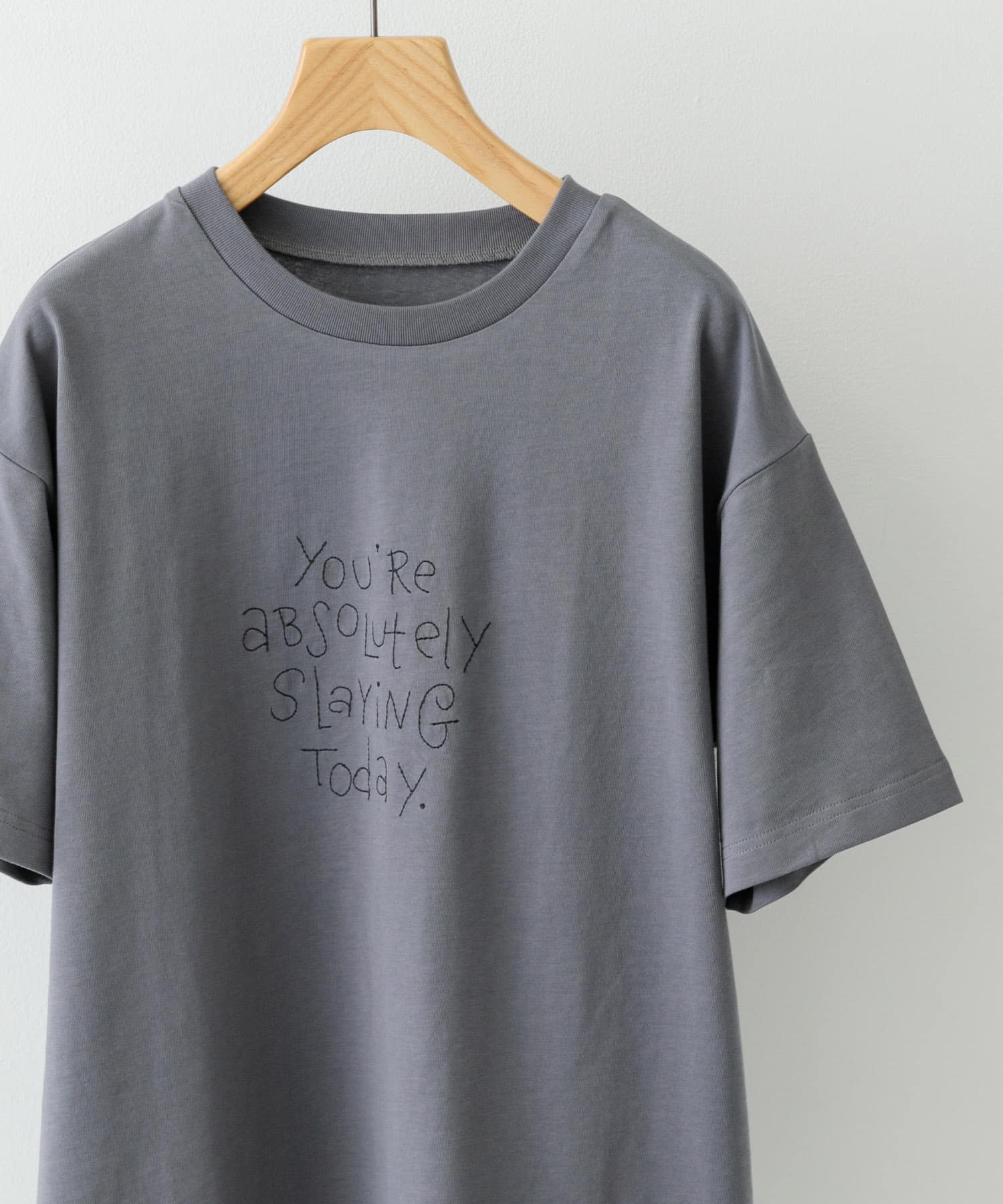 レタード刺繍Tシャツ slaying today CHA M