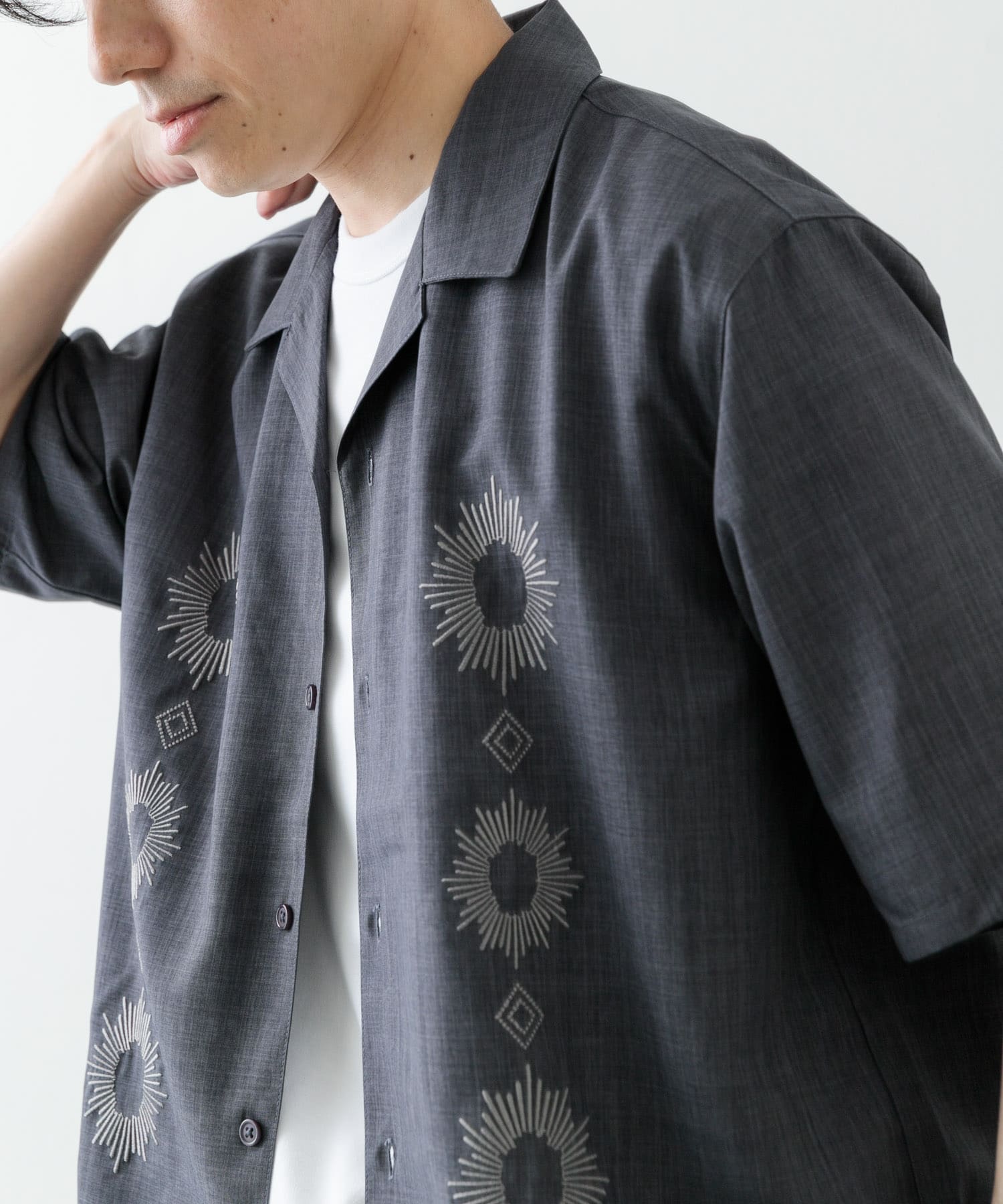 モチーフ刺繍ドライタッチ 半袖シャツ(M CHA): トップス｜URBAN