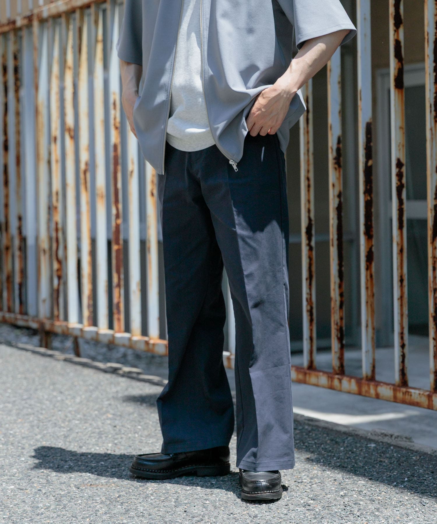 センタープレスフレアードトラウザー