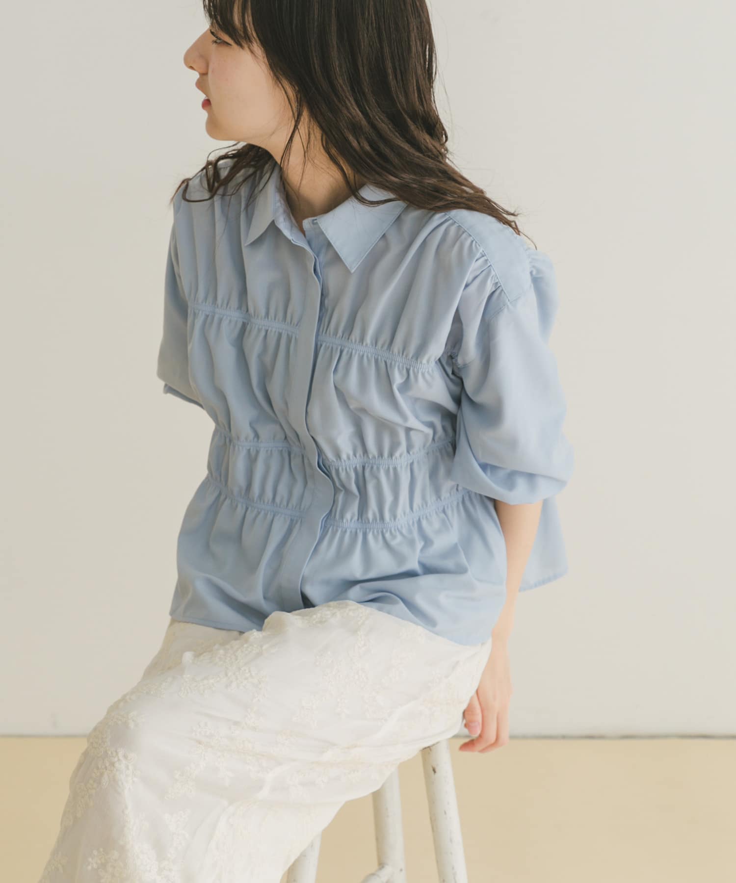 シャーリングハーフスリーブブラウス