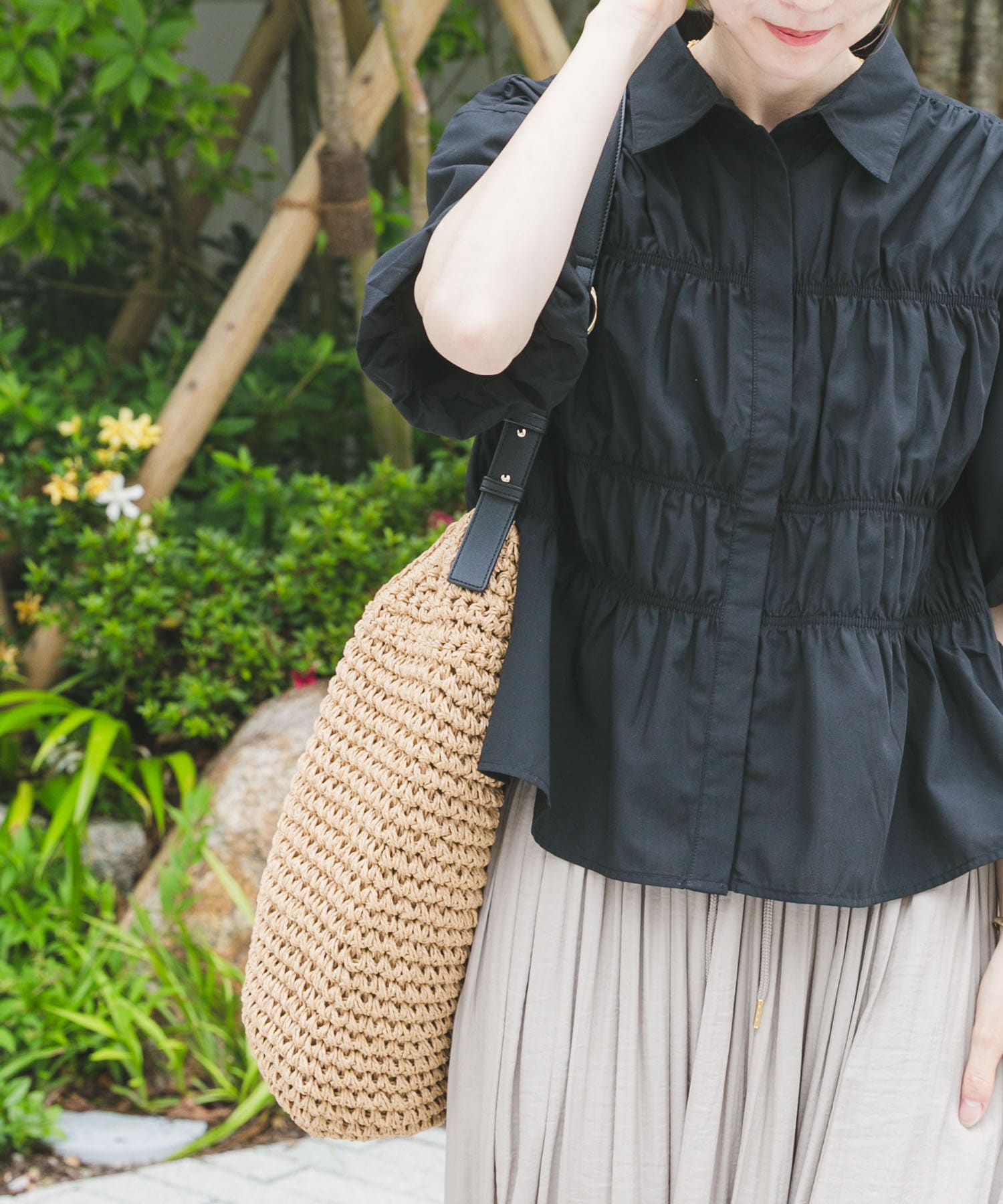 シャーリングハーフスリーブブラウス