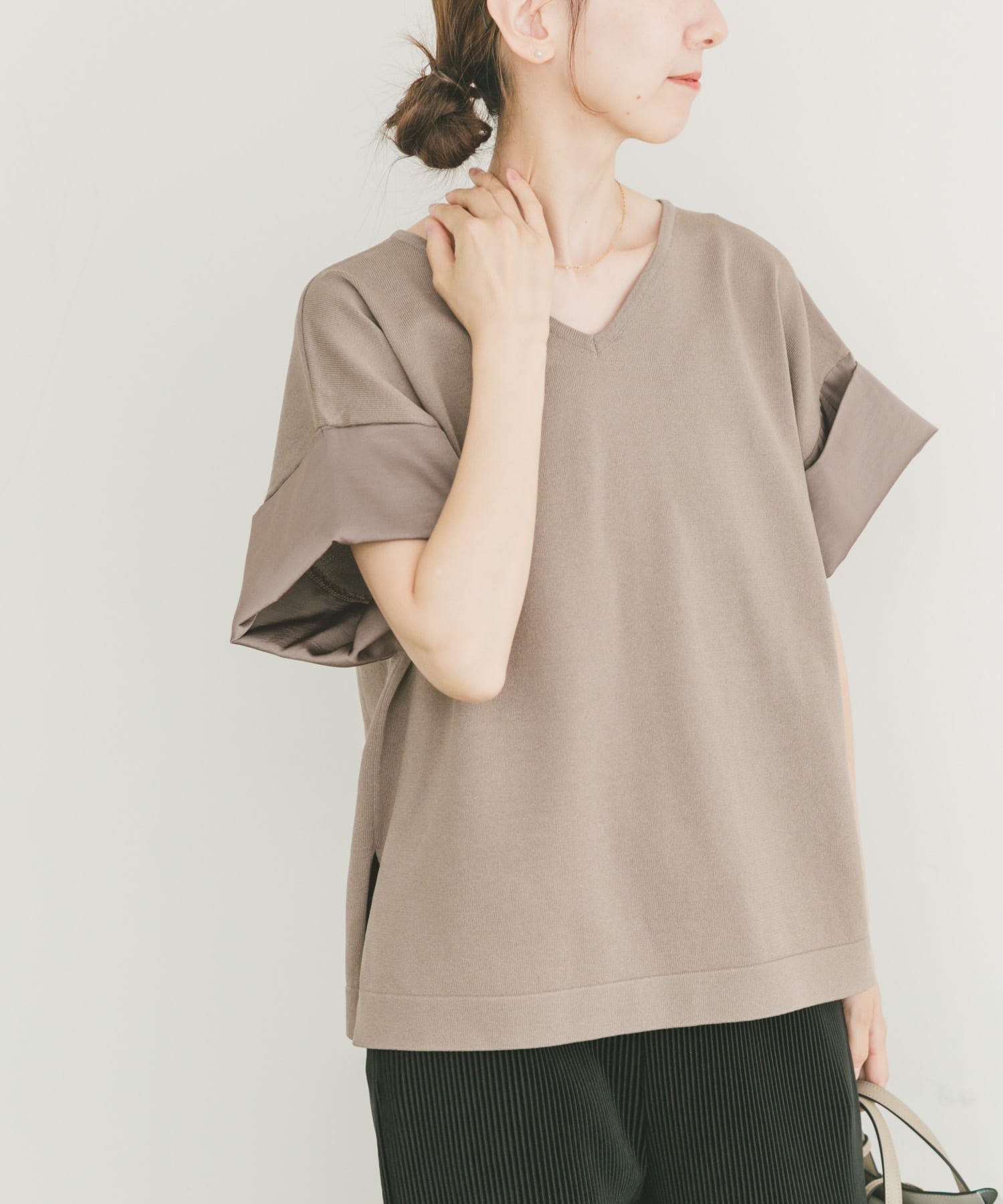 Vネックドッキングニット