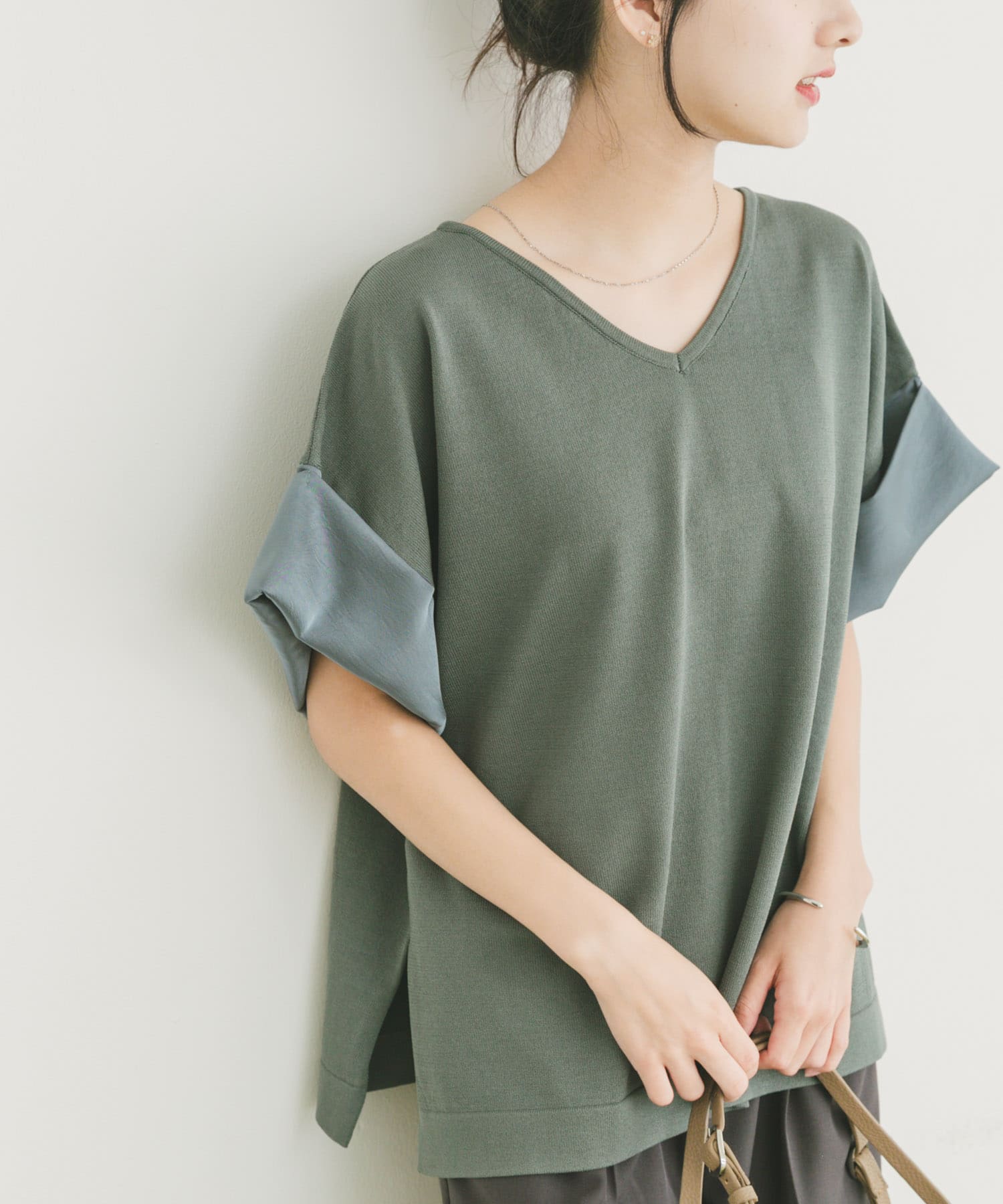 Vネックドッキングニット