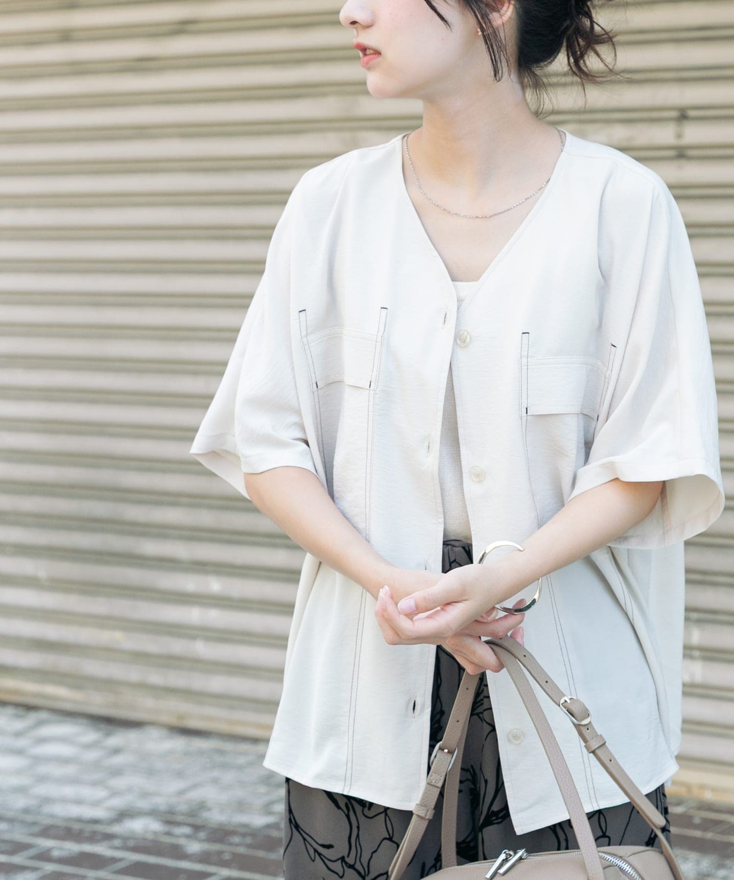 Vネックステッチブラウス