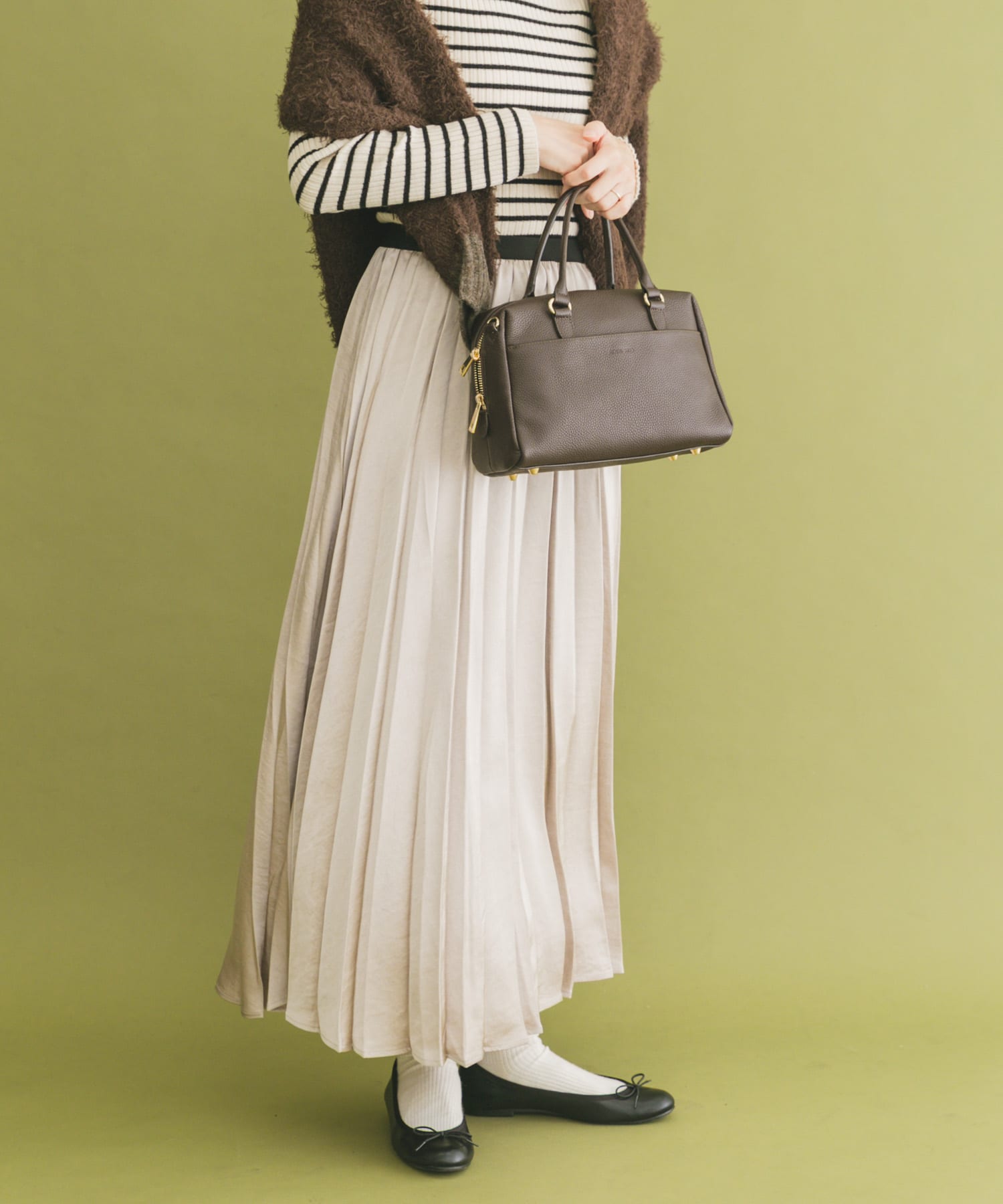 サテンプリーツスカート