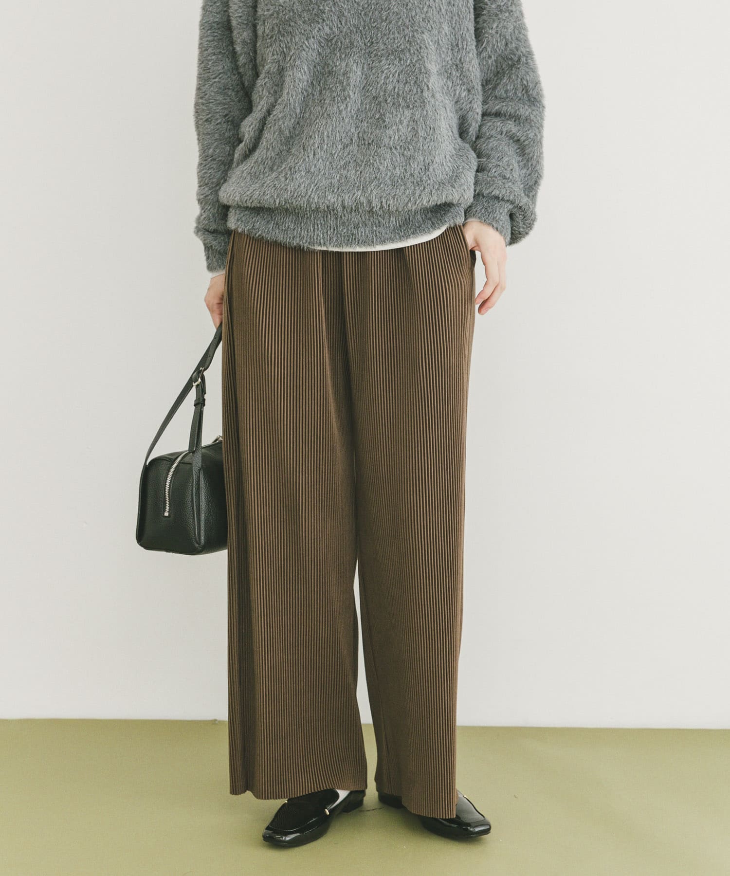 プリーツシャーリングパンツ