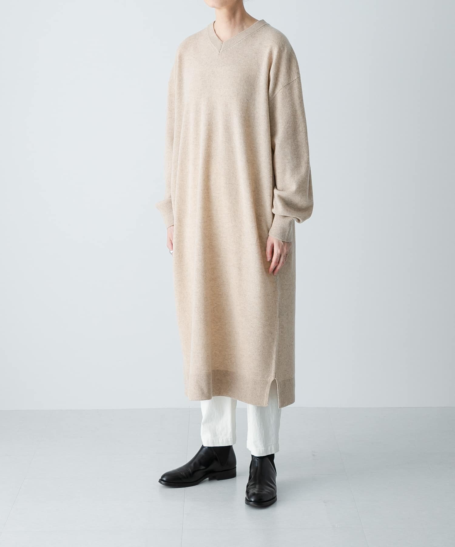 Vネックウールニットワンピース
