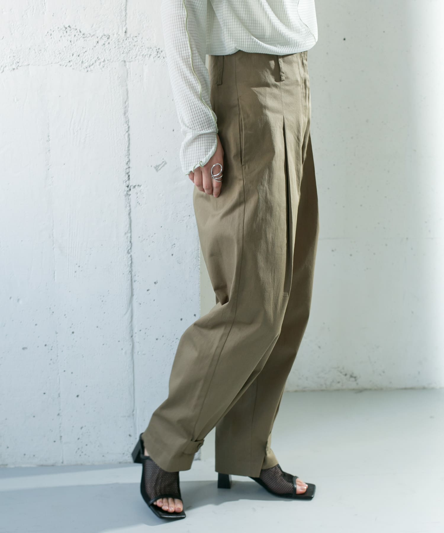 ヘムボタンデザインパンツ KHAKI 36