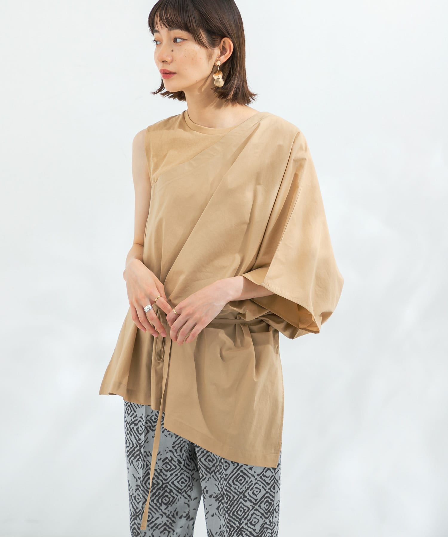 マントドッキングアシメブラウス(one BEIGE): トップス｜URBAN