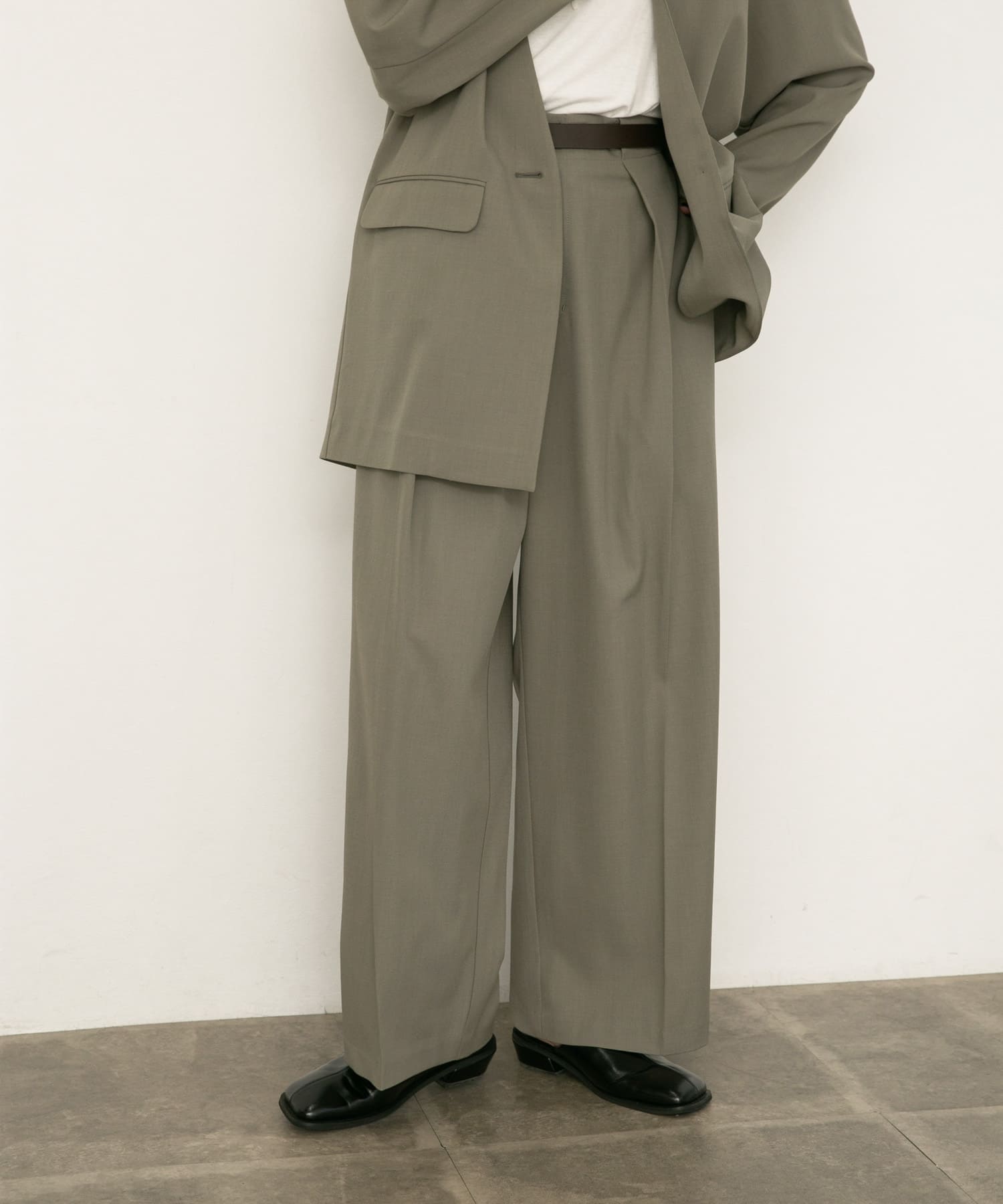 GRAY