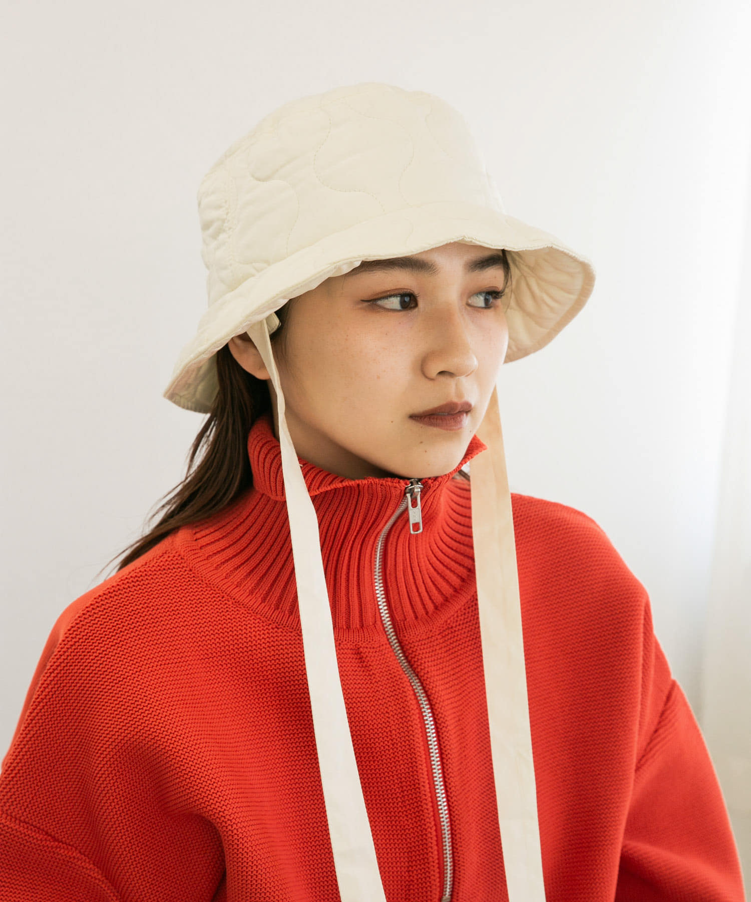 リボン付きキルティングバケットHAT IVORY one