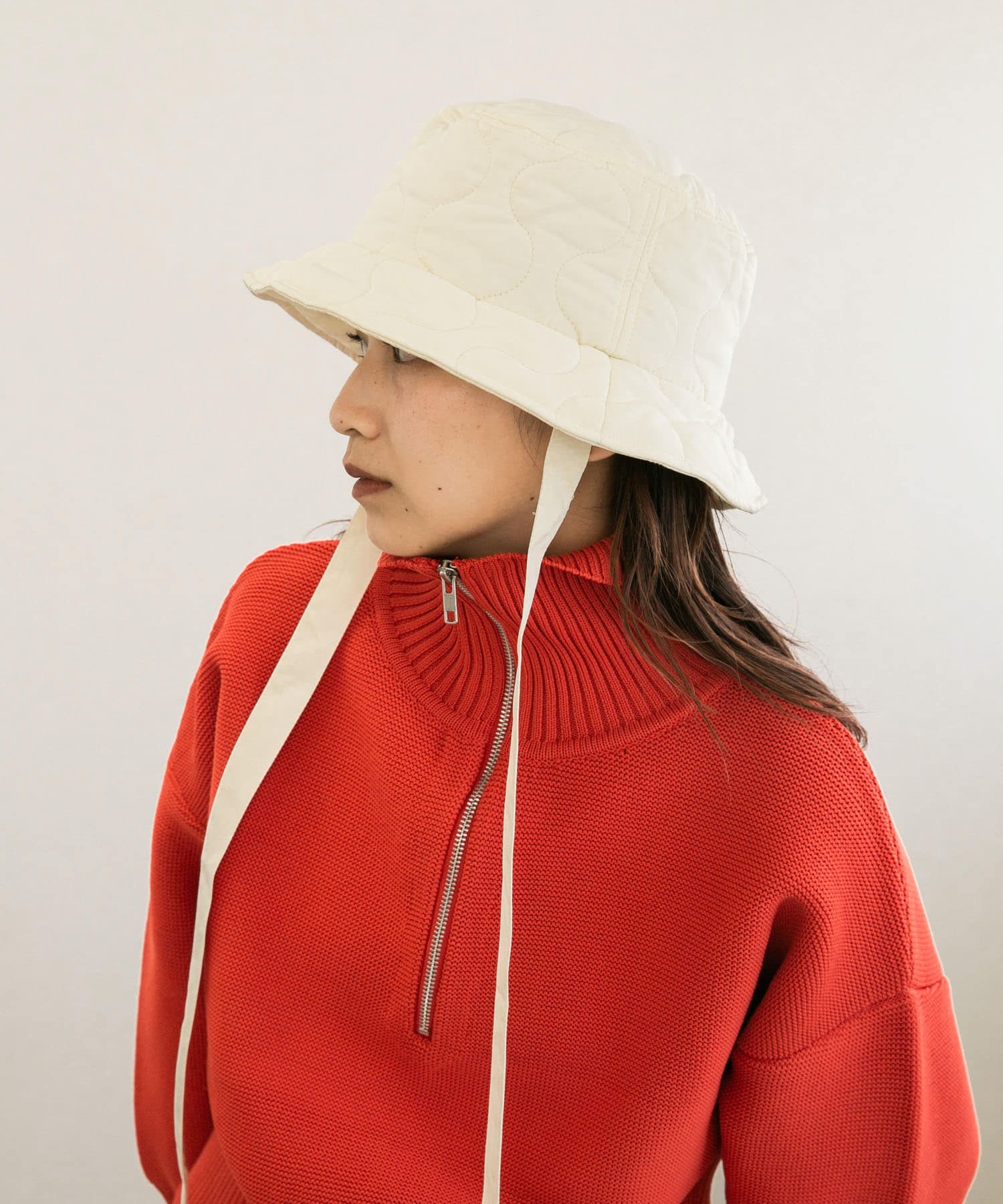 リボン付きキルティングバケットHAT IVORY one