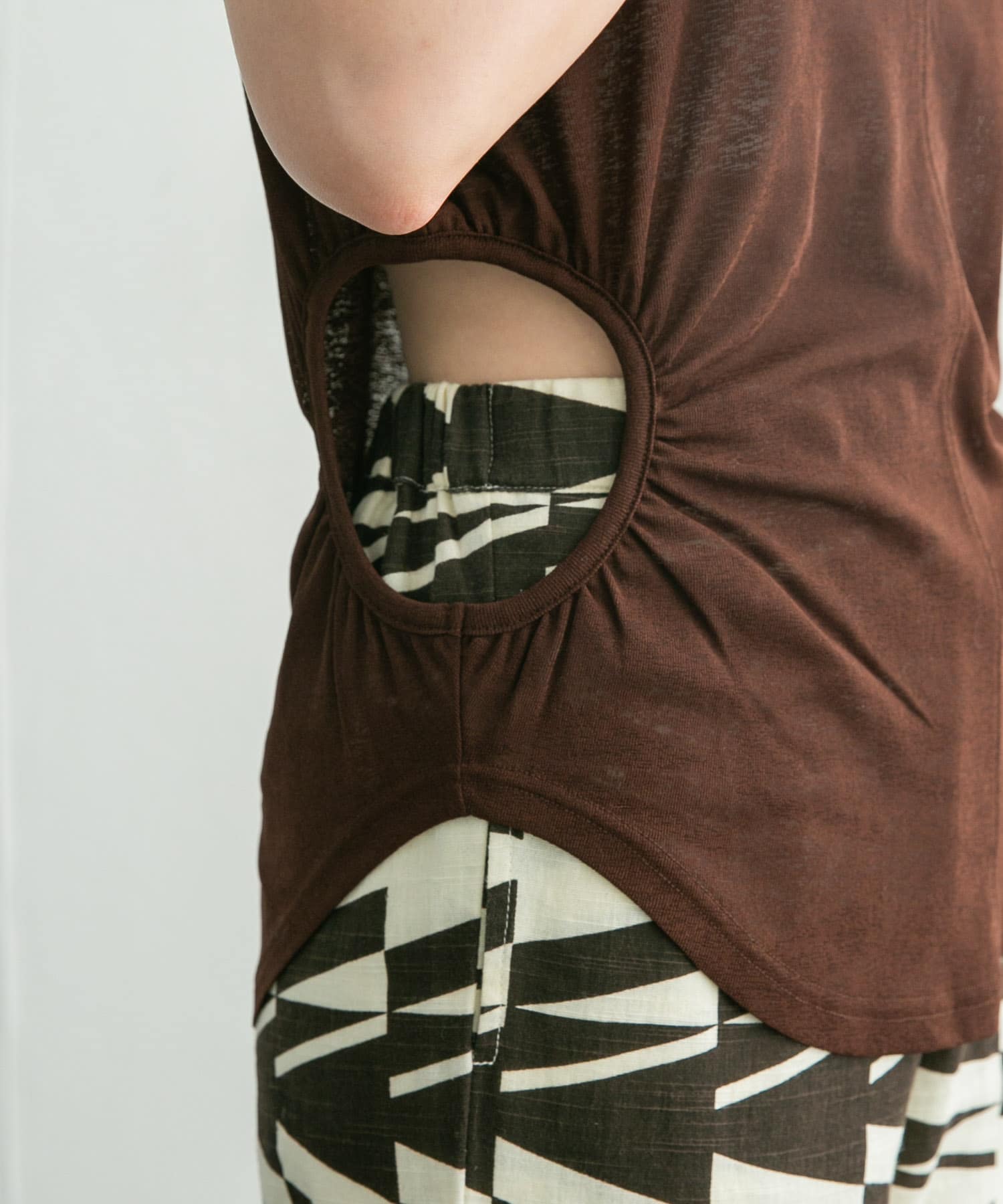 サイドオープンカットソー BROWN one
