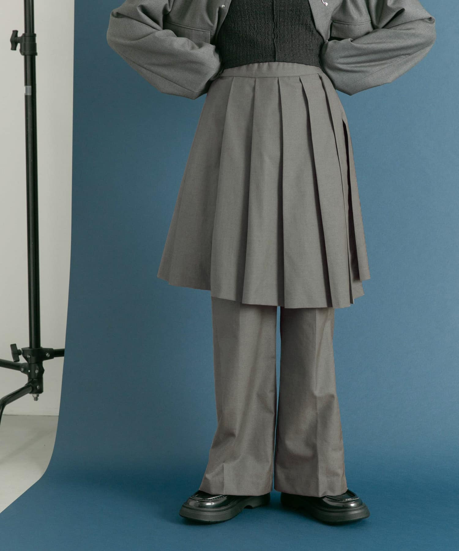 GRAY