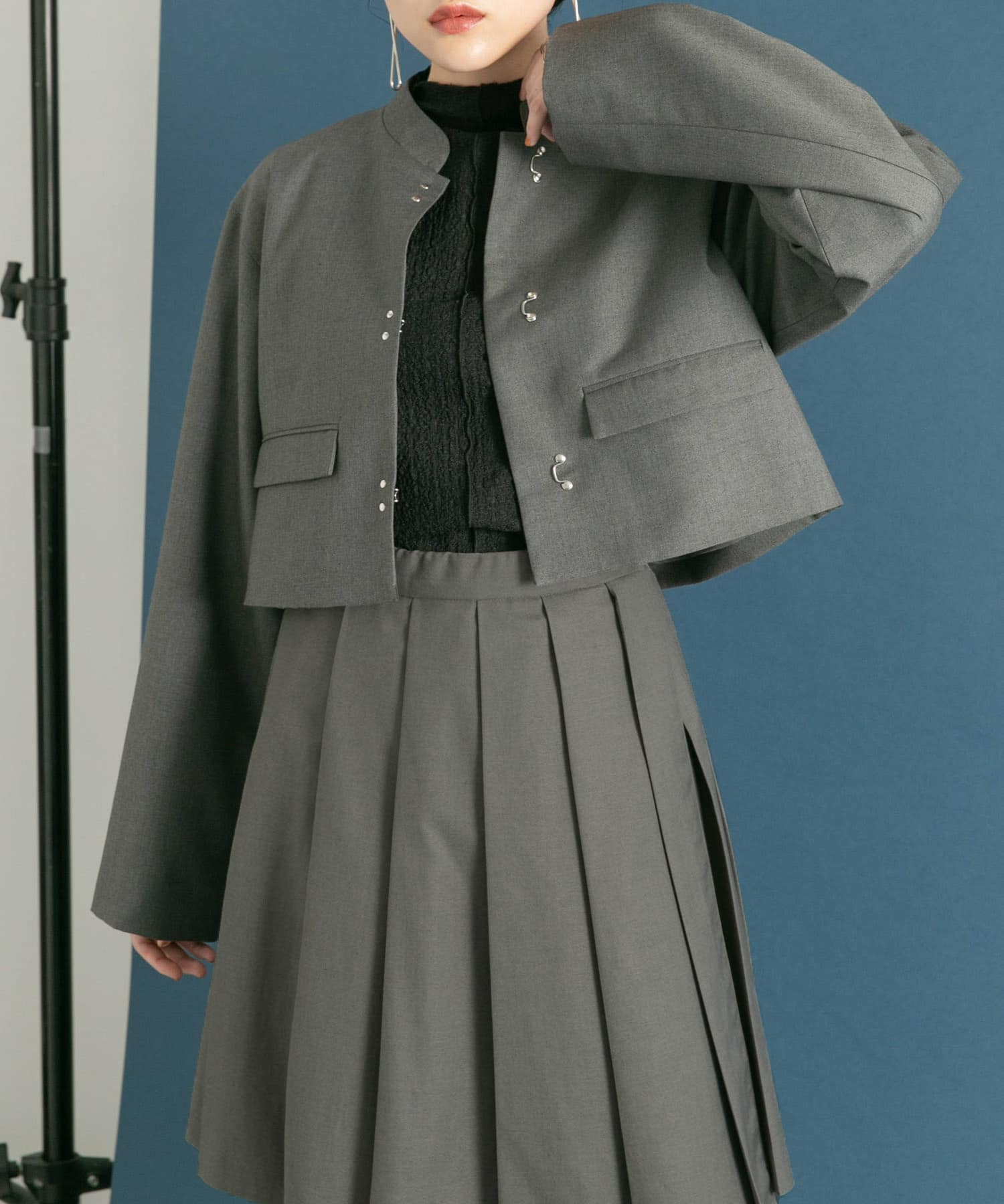 GRAY