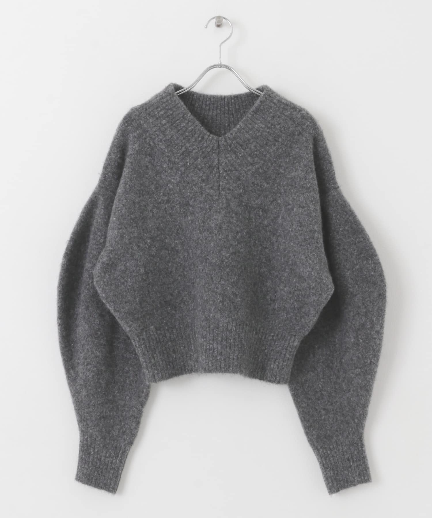 Vネックフォルムニット D.GRAY one