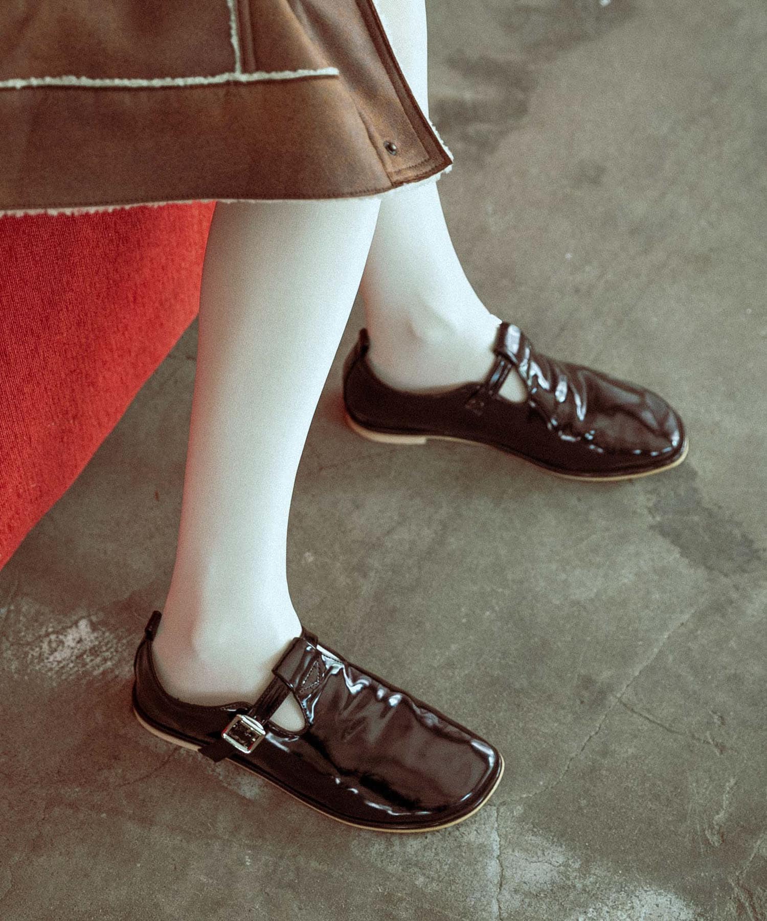 Tストラップガラスローファー