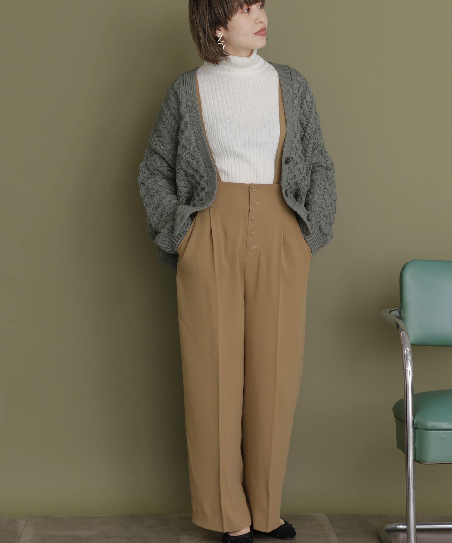 フロントボタンサスペンダー付きパンツ