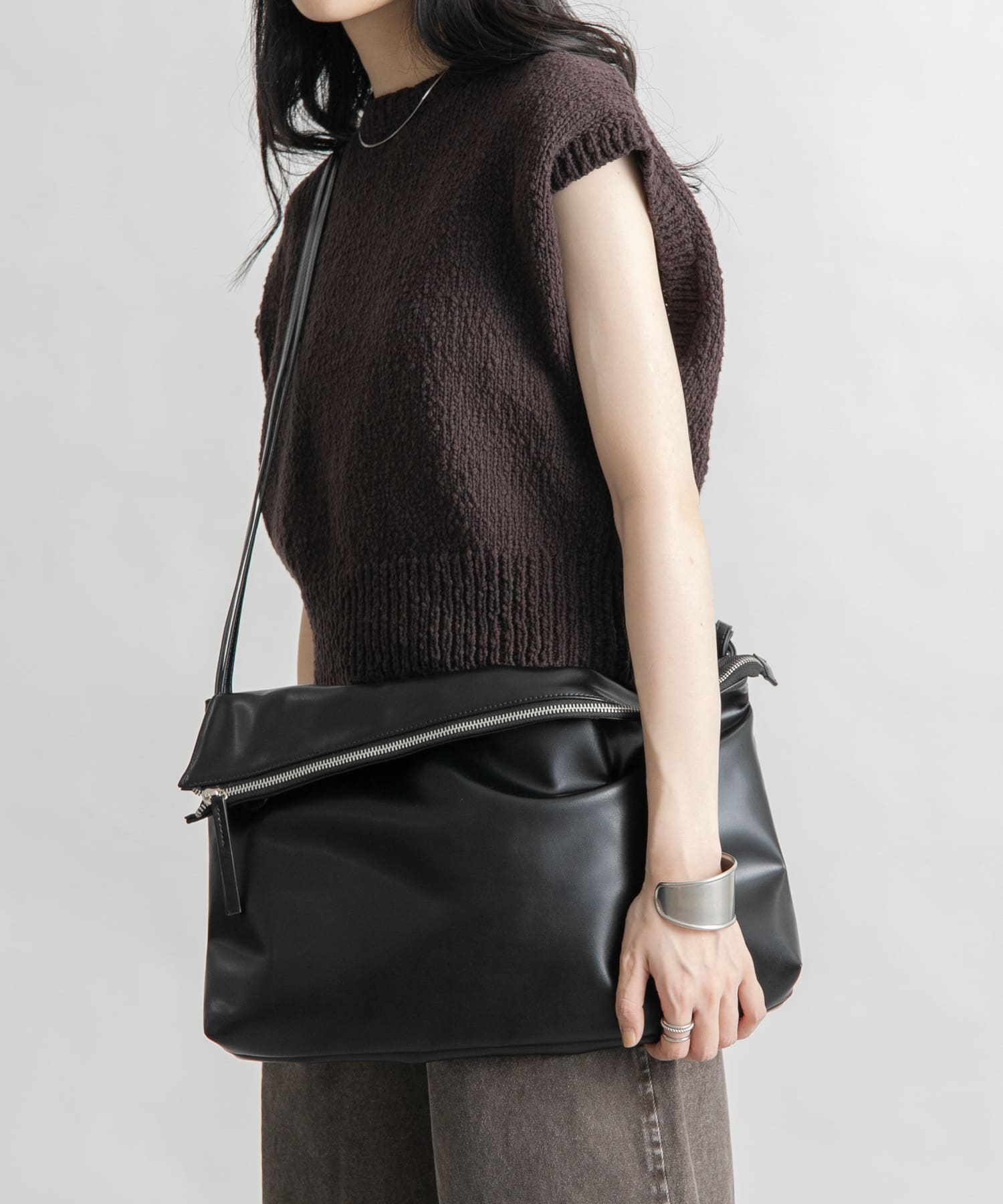 アシンメトリーフラップショルダーBAG BLACK one
