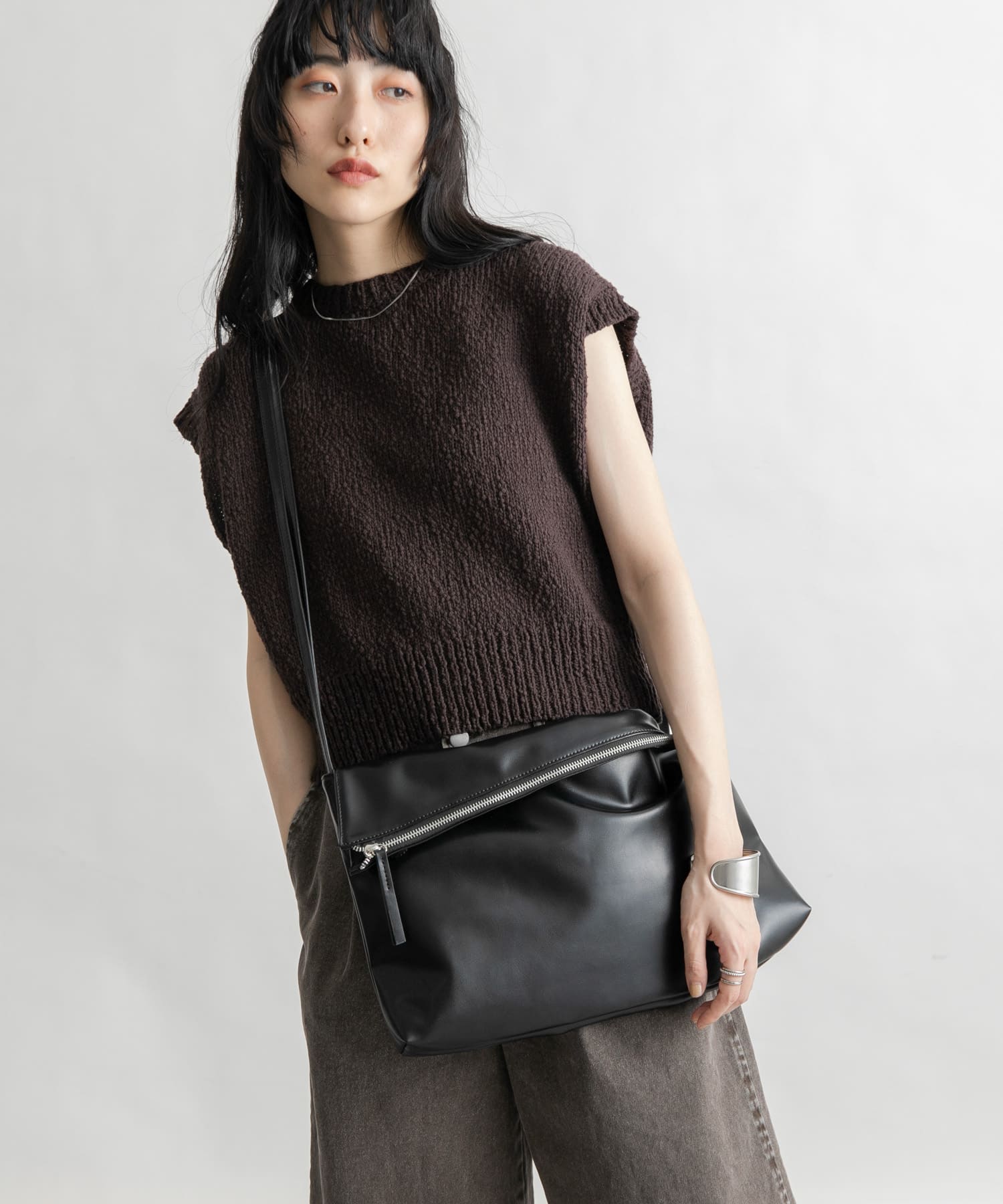 アシンメトリーフラップショルダーBAG BLACK one