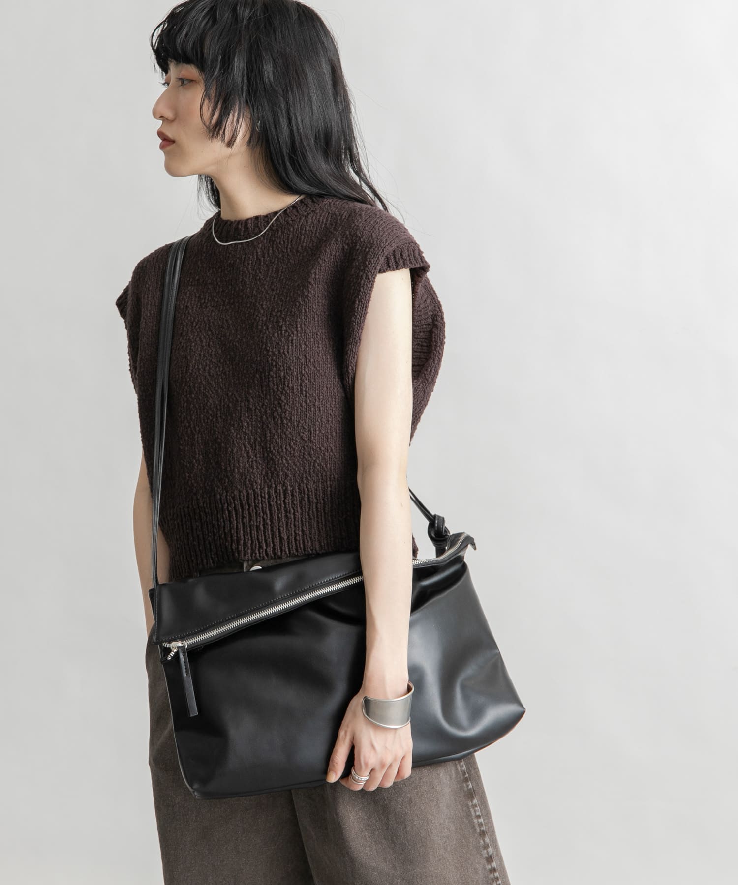 アシンメトリーフラップショルダーBAG BLACK one
