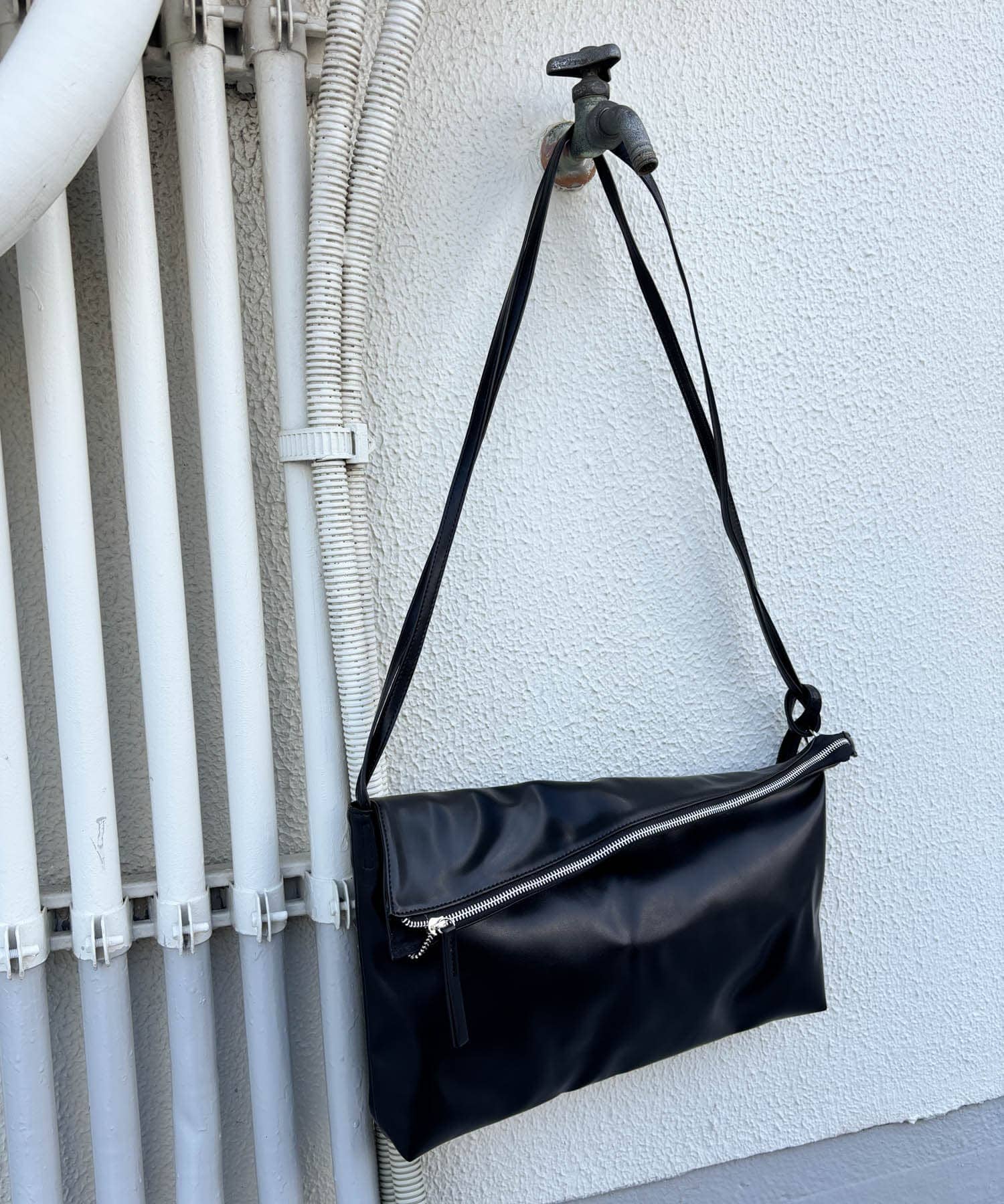 アシンメトリーフラップショルダーBAG BLACK one