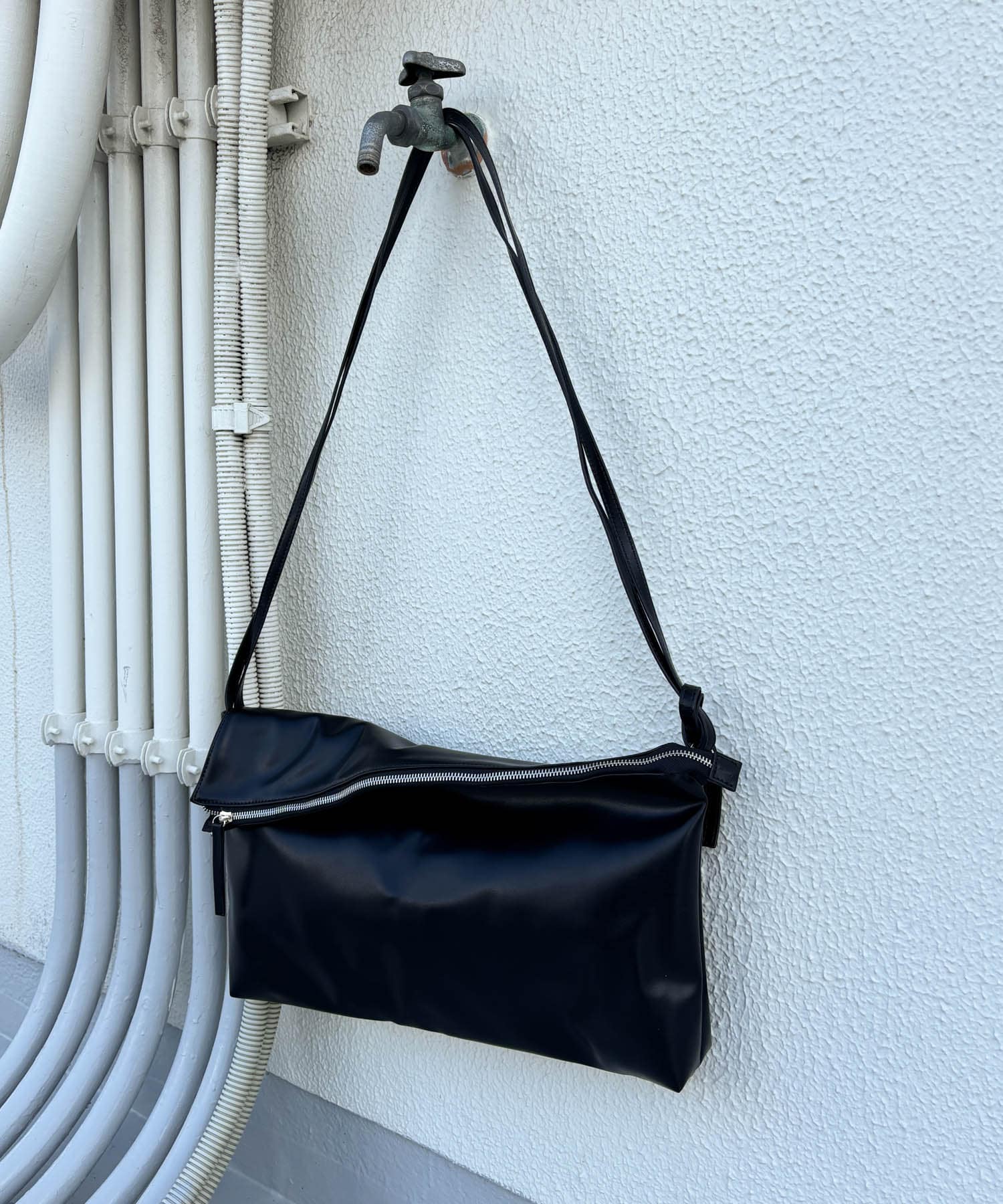 アシンメトリーフラップショルダーBAG BLACK one