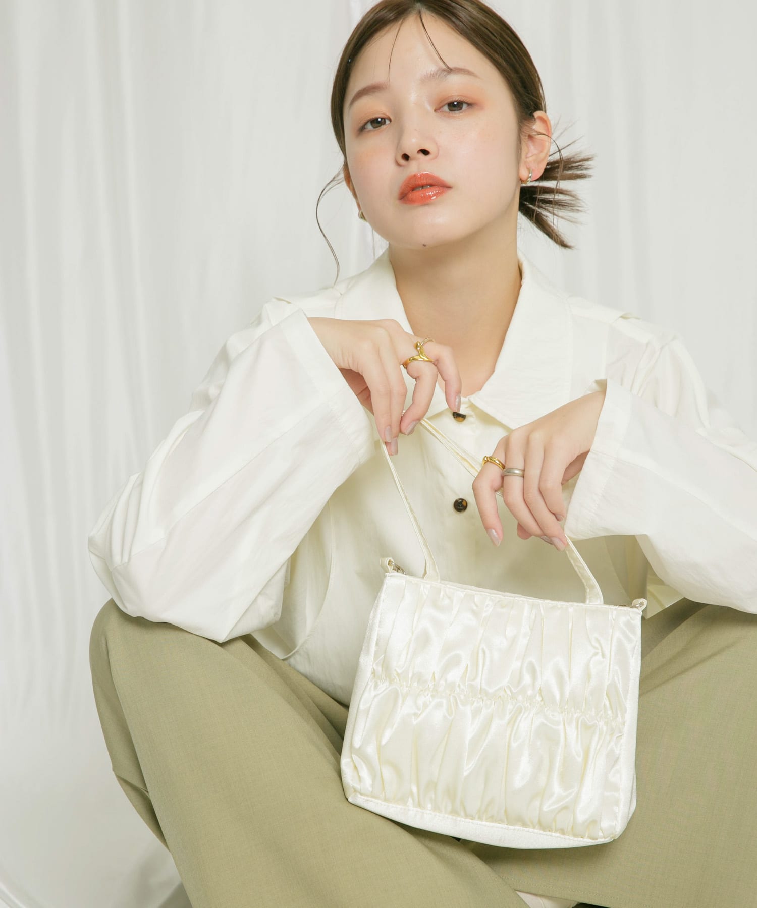 サテンギャザーハンドBAG(one IVORY): バッグ｜URBAN RESEARCH公式