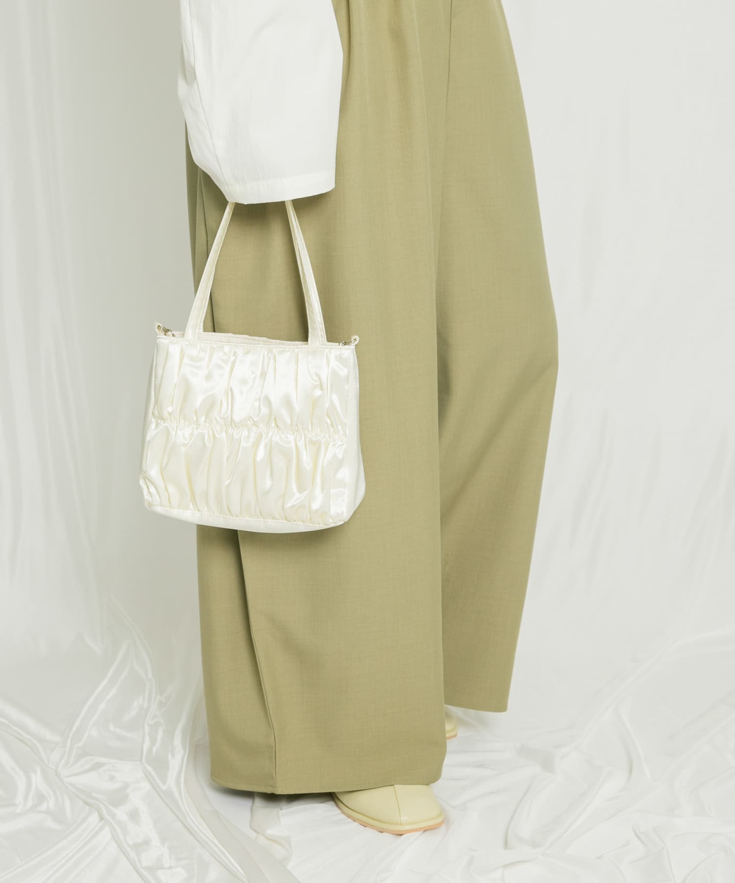 サテンギャザーハンドBAG IVORY one