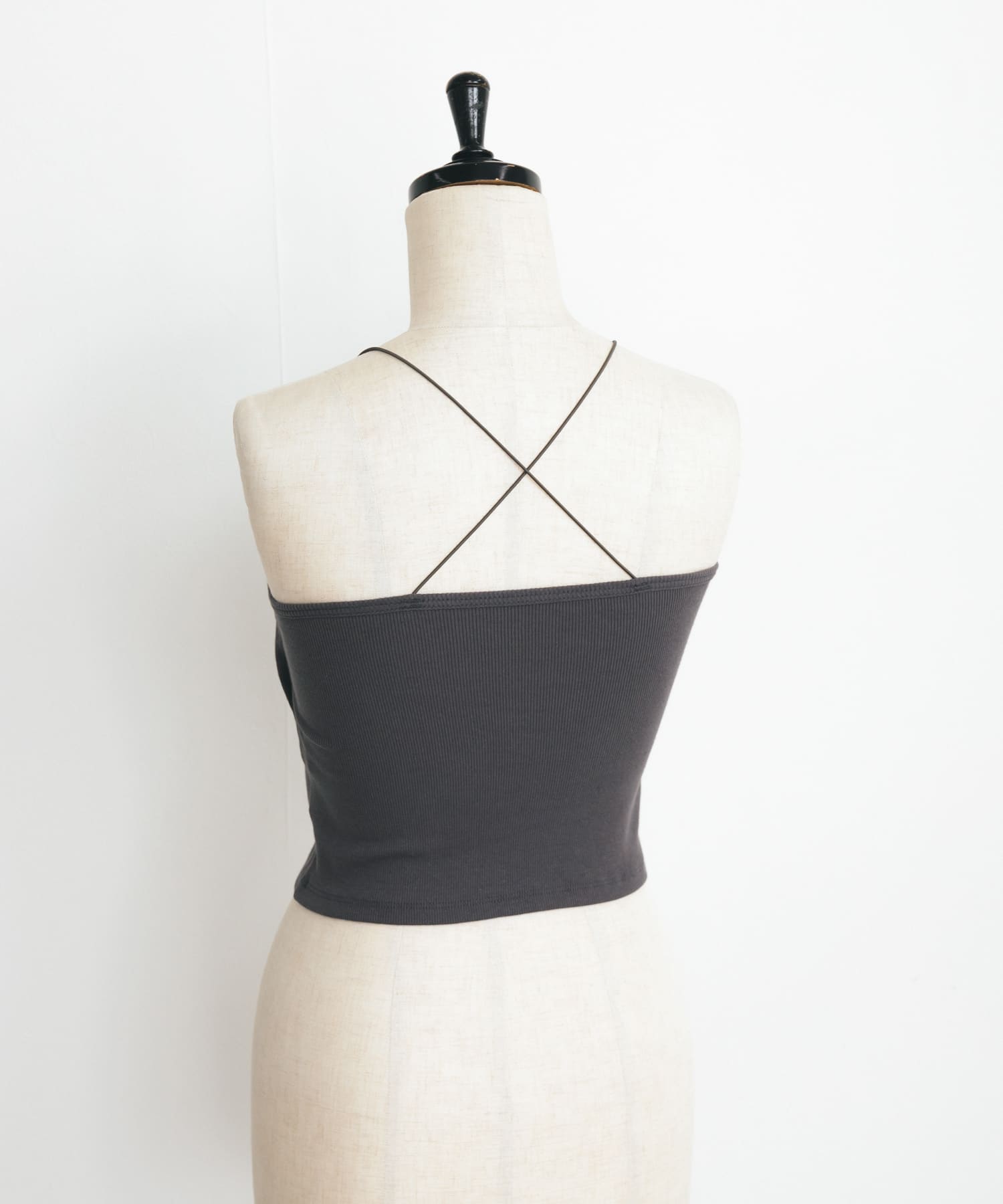 カップ付きクロップドキャミソール CHARCOAL one