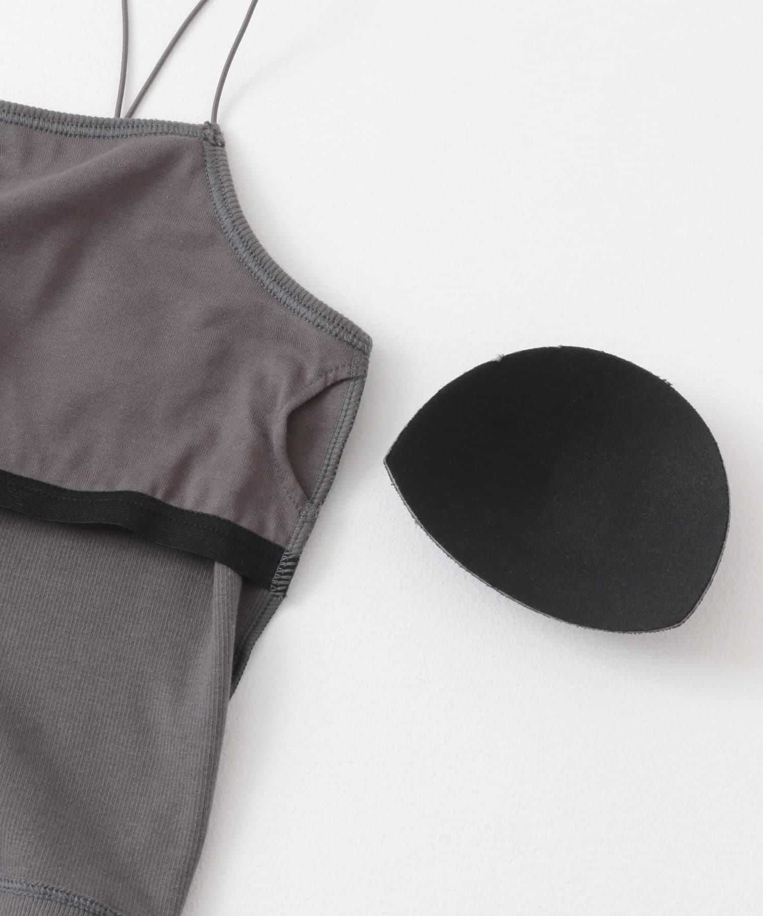 カップ付きクロップドキャミソール CHARCOAL one
