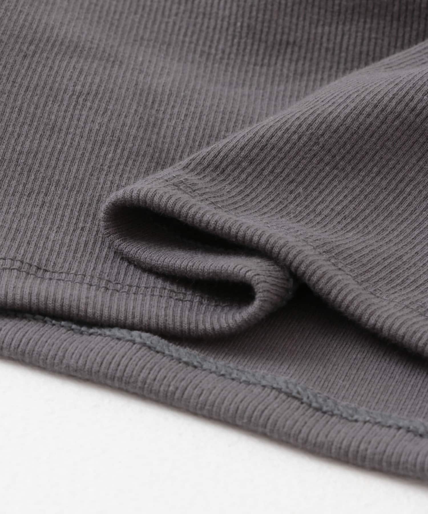 カップ付きクロップドキャミソール CHARCOAL one