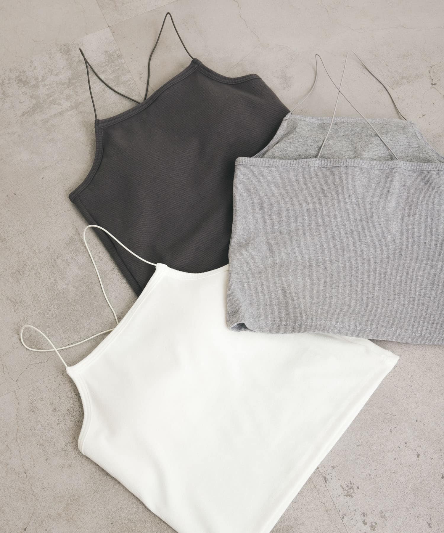 カップ付きクロップドキャミソール OFF one