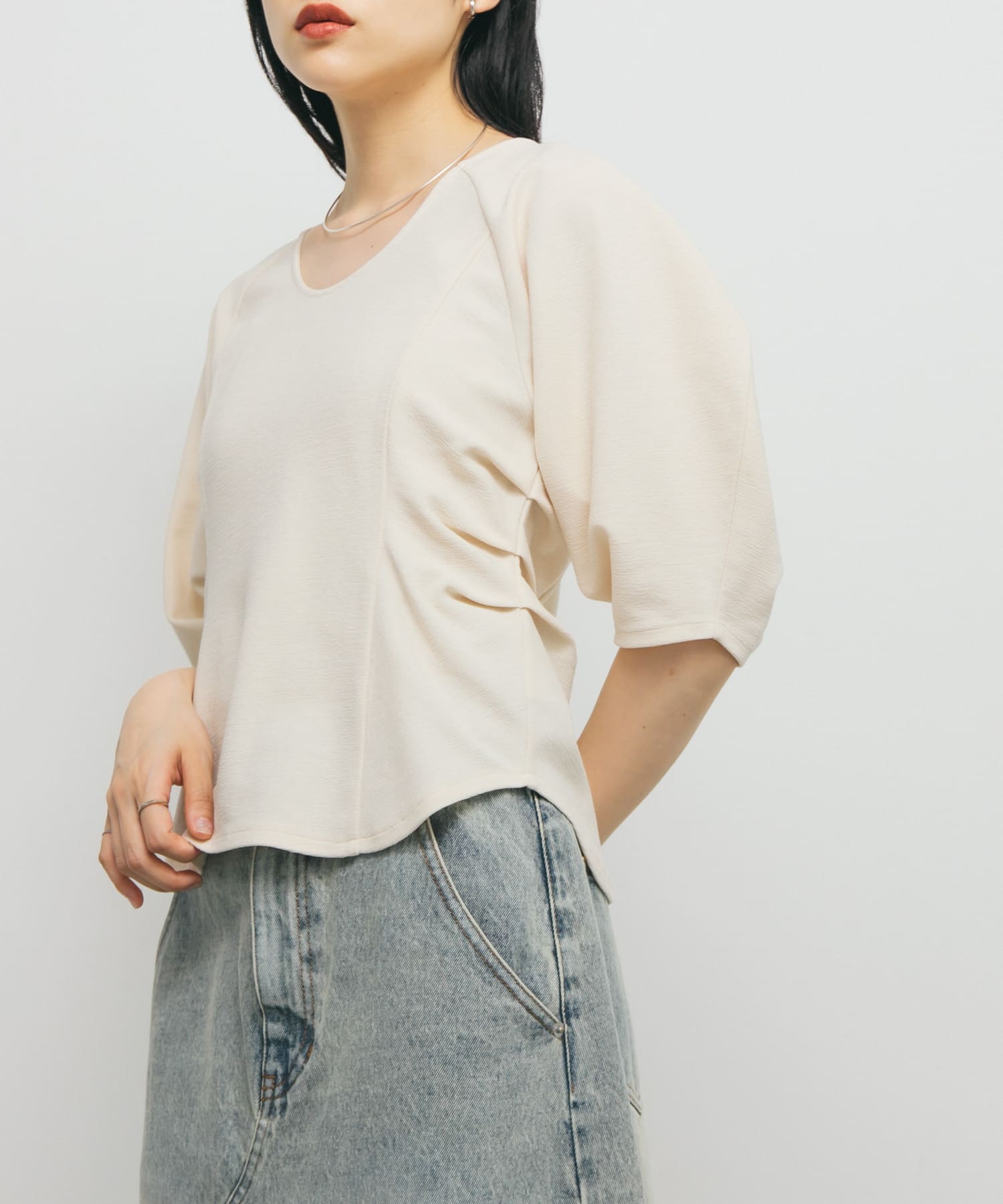 Uネックブークレトップス