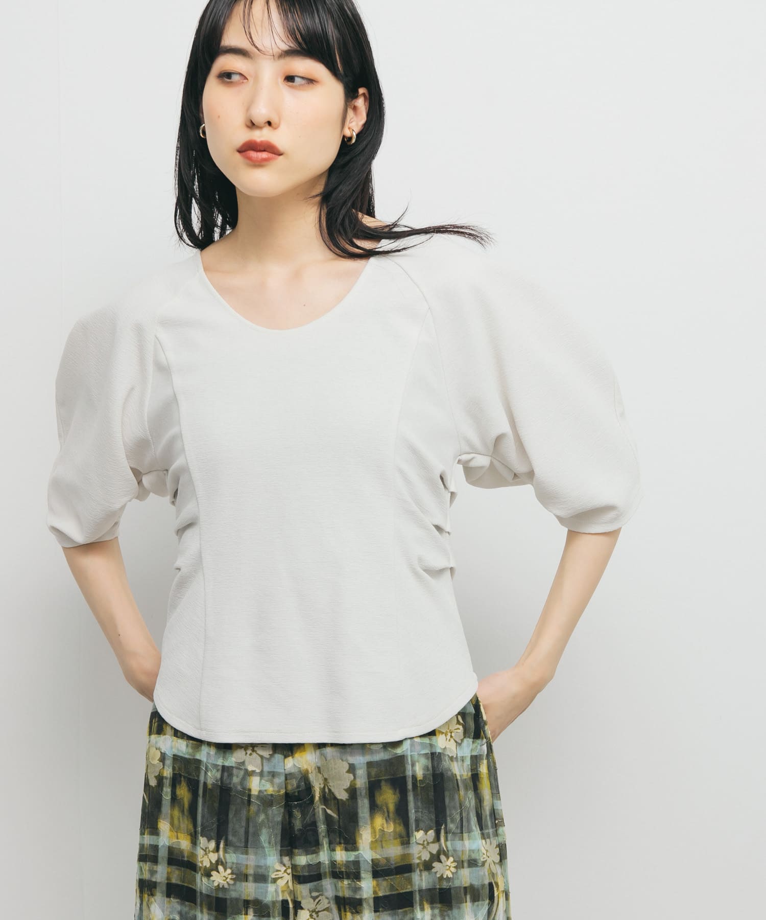 Uネックブークレトップス