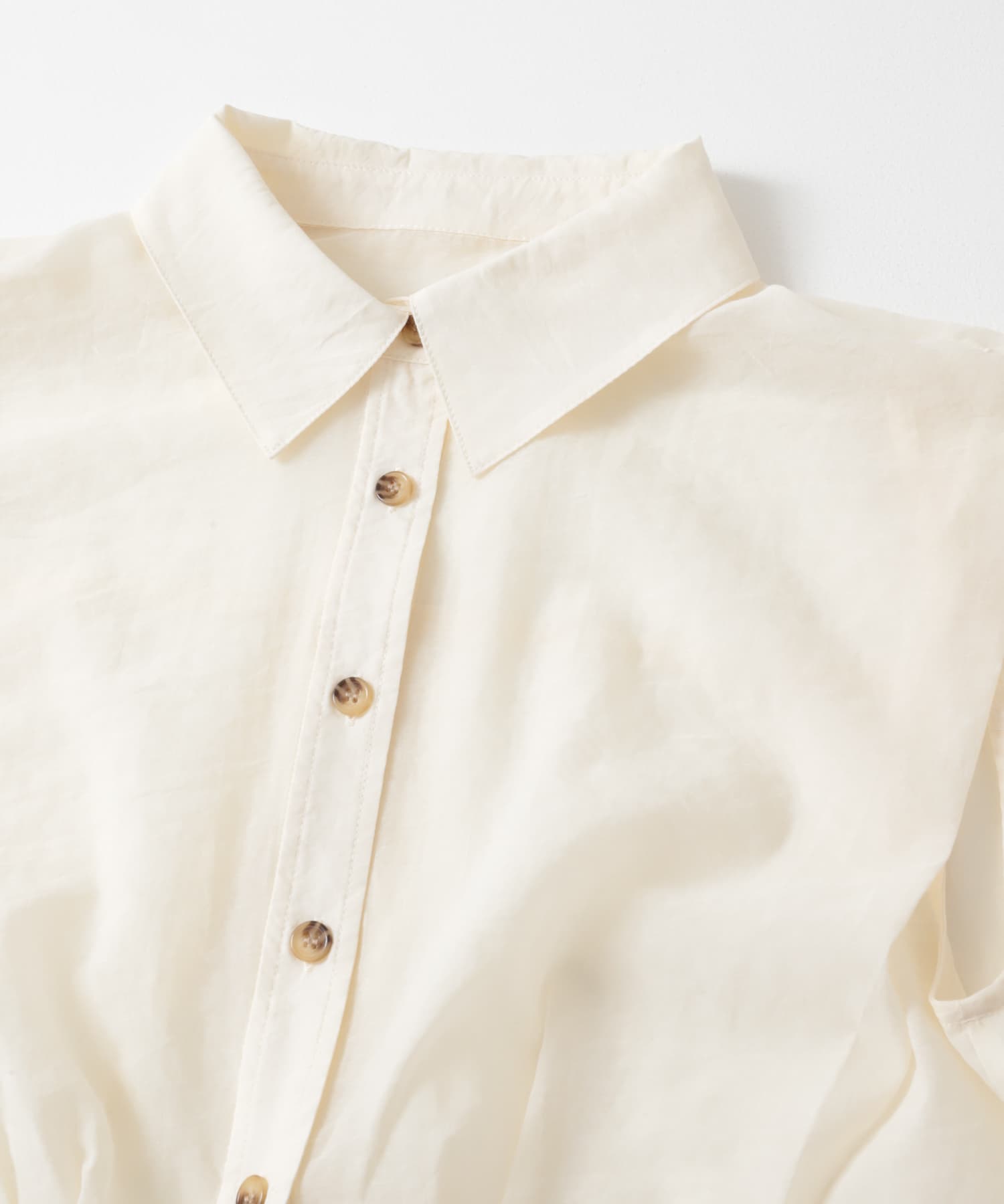 ショルダータックコンパクトシャツ IVORY one
