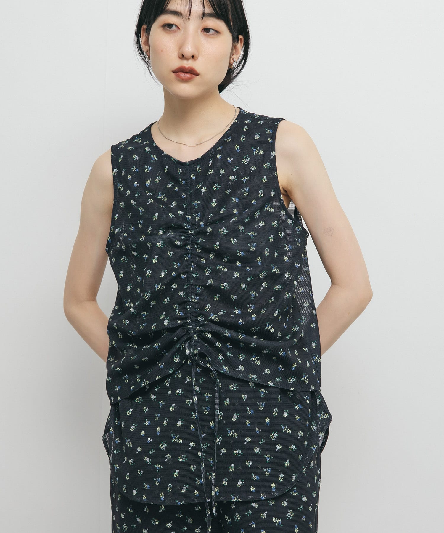 フラワープリントメッシュトップス