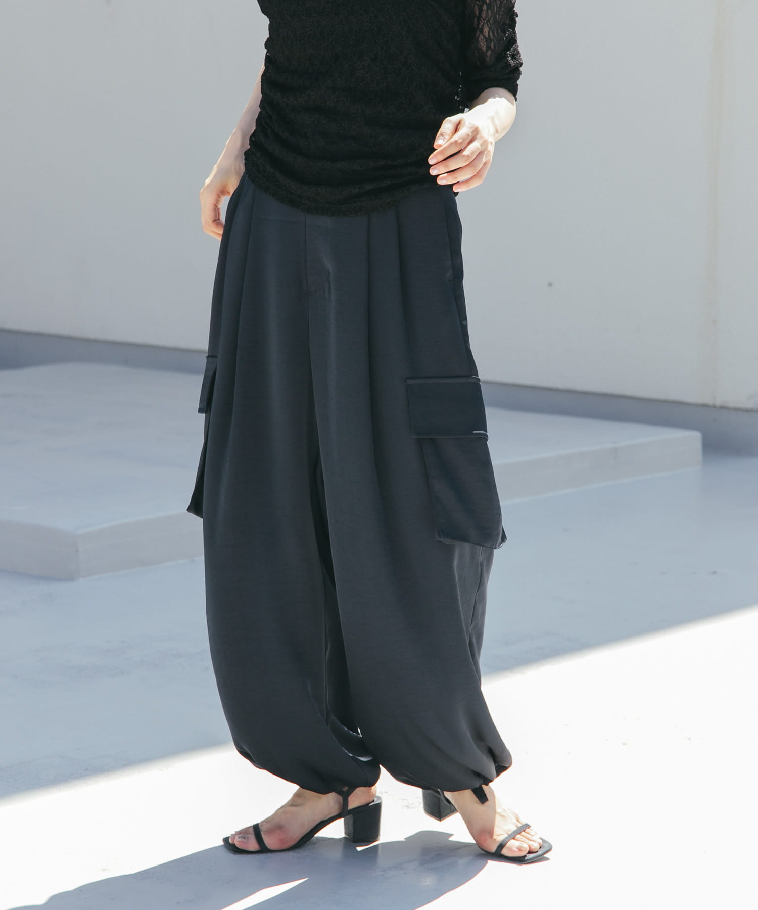 サテンカーゴパンツ