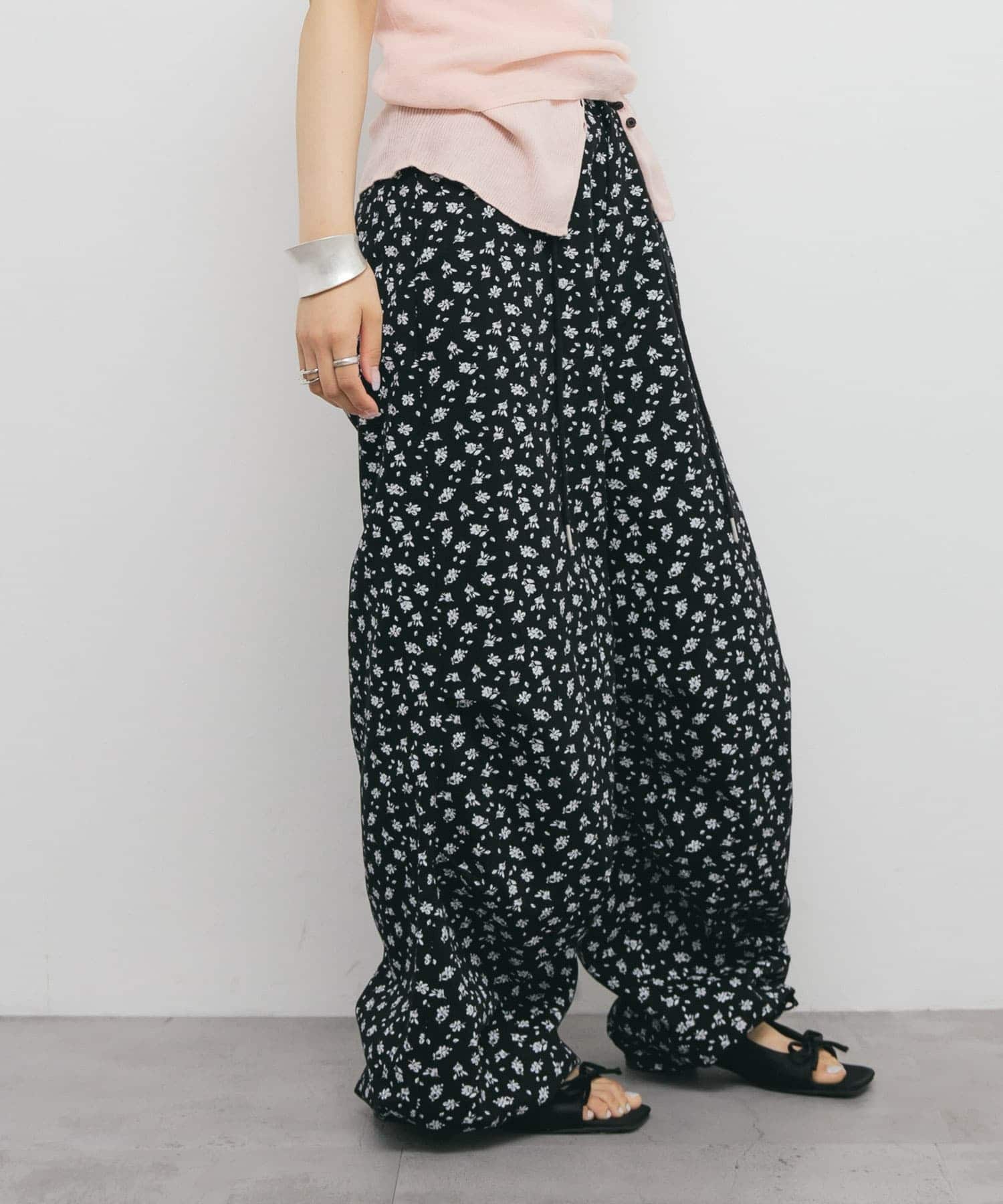 フラワープリントドロストパンツ(one BLACK): ボトム｜URBAN