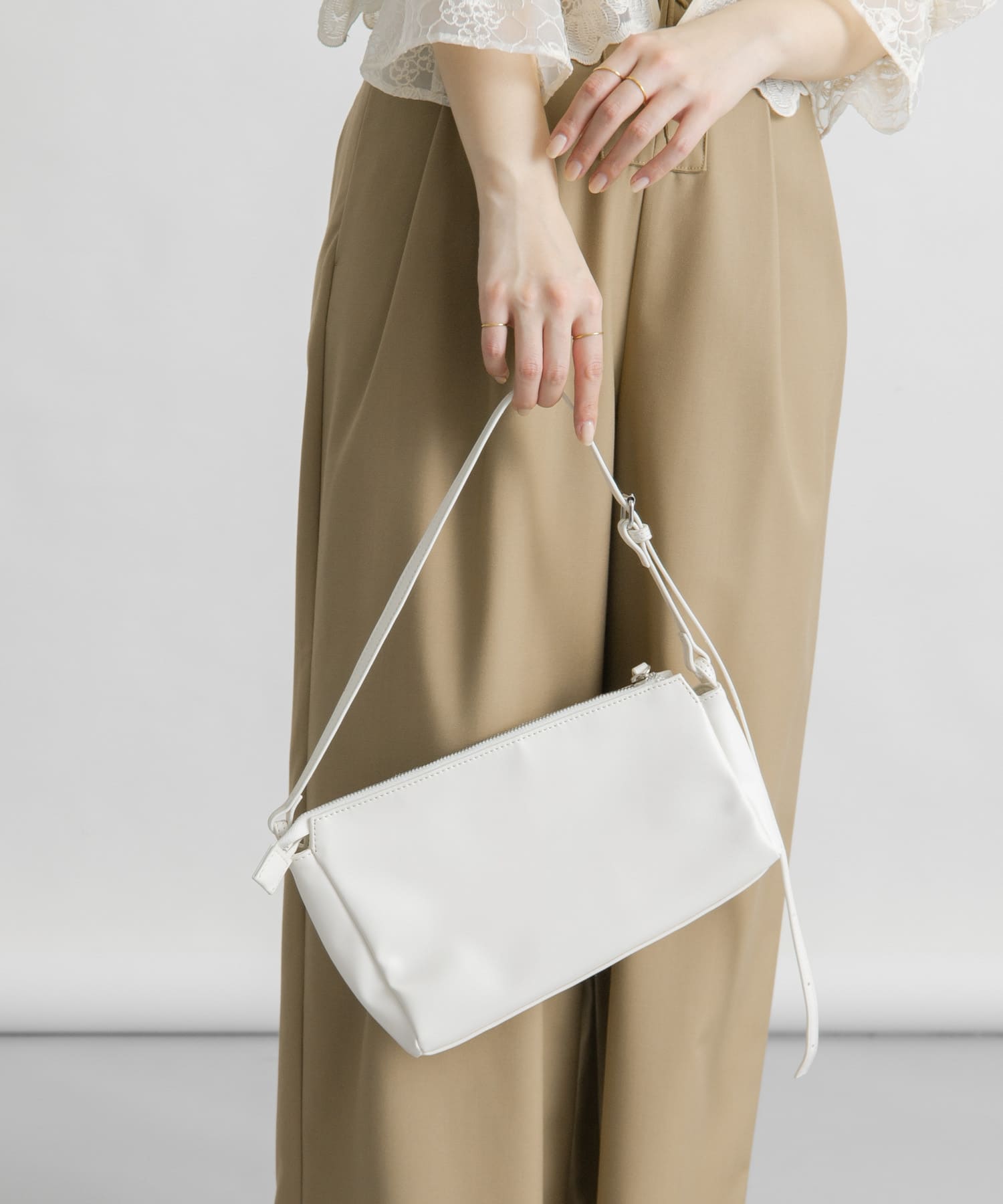 アシンメトリースリムショルダーBAG IVORY one