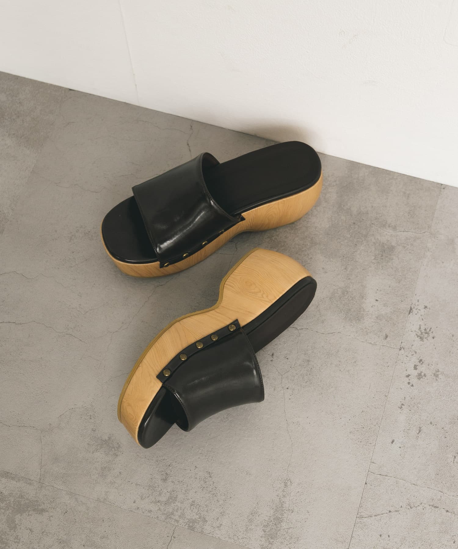 スタッズサボサンダル