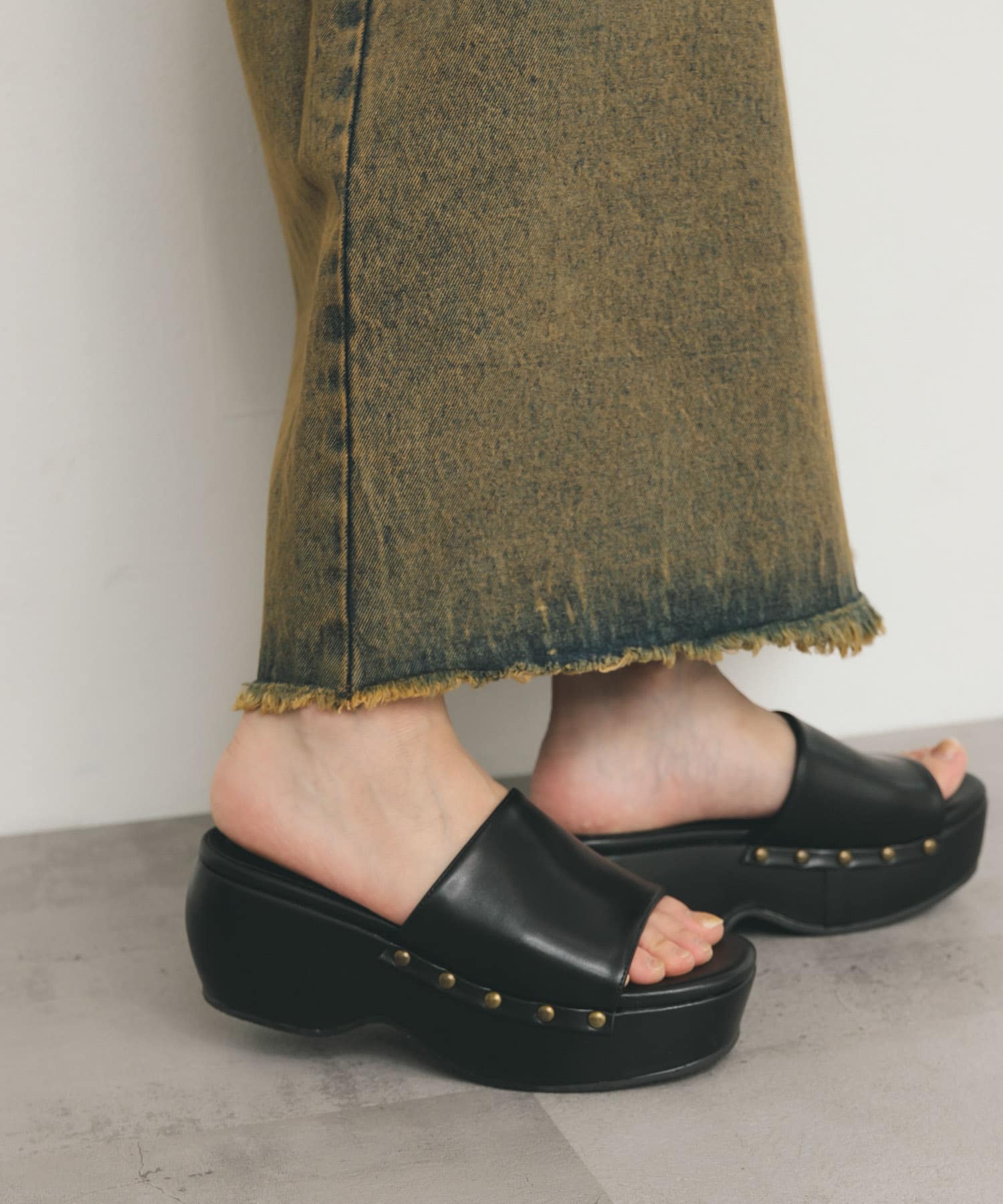 スタッズサボサンダル