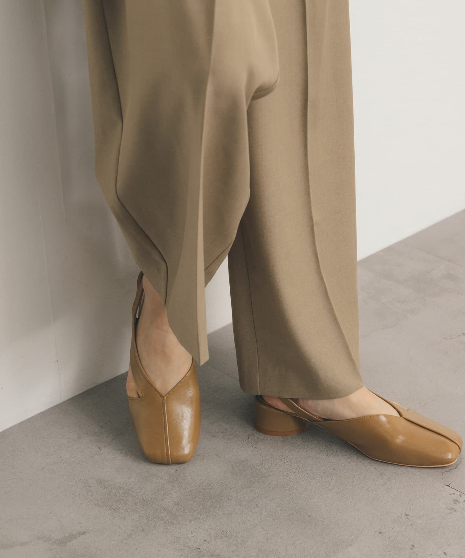 アシンメトリーストラップパンプス CAMEL 36