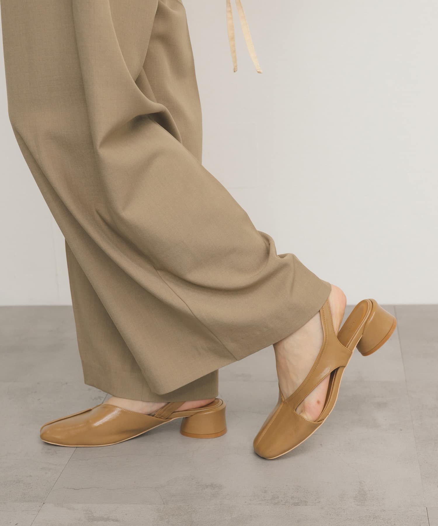 アシンメトリーストラップパンプス CAMEL 36