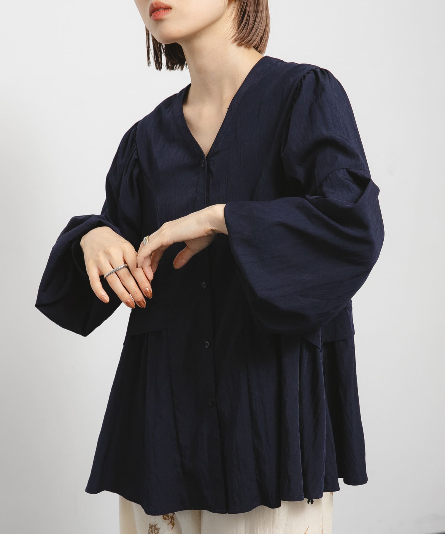 Vネックボリュームブラウス