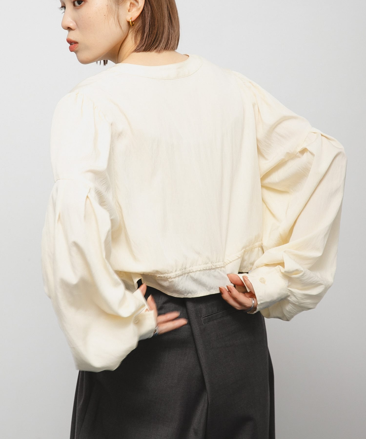 Vネックボリュームブラウス(one CREAM): トップス｜URBAN RESEARCH公式